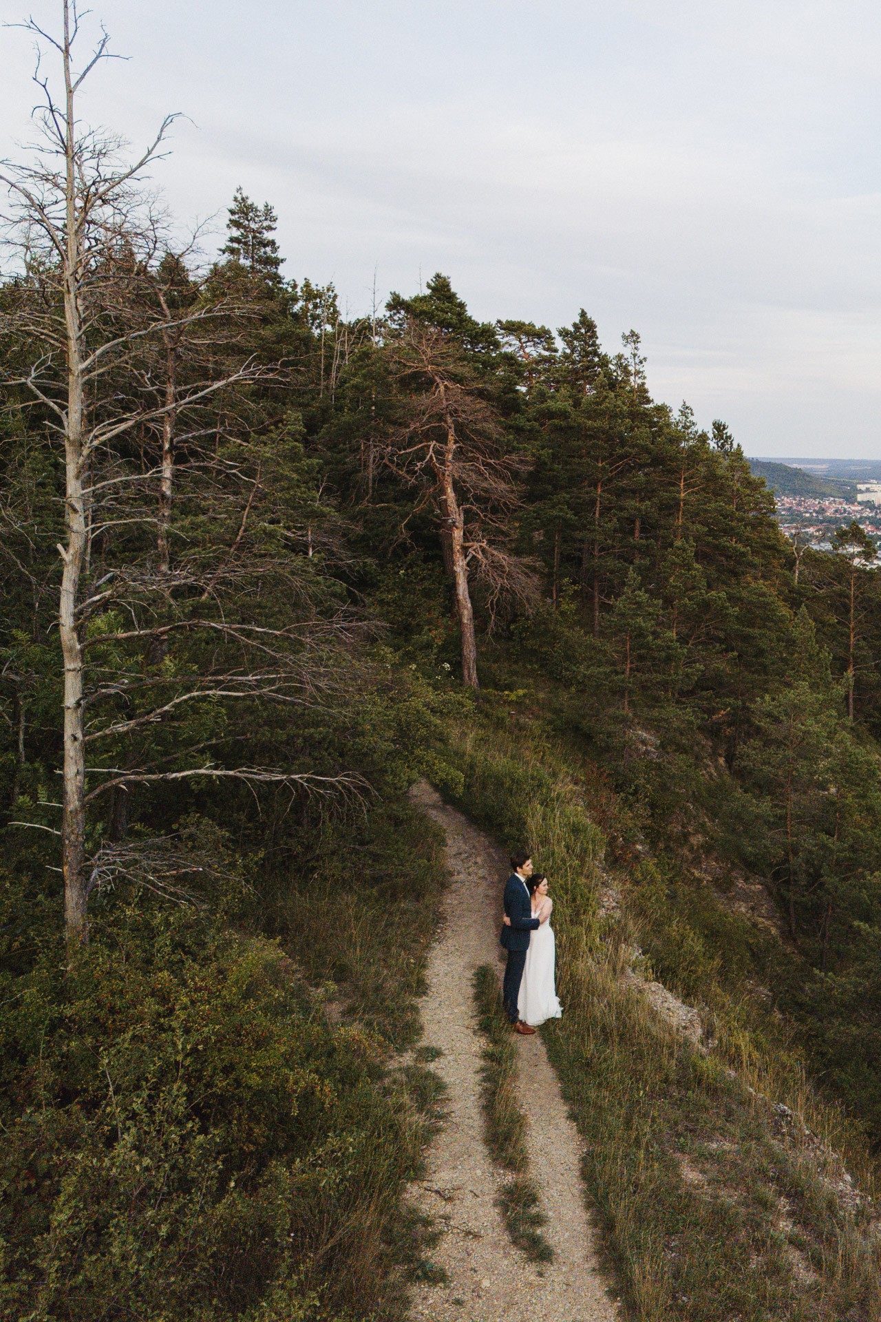 Authentische & Ästhetische Hochzeitsreportage mit After-Wedding-Shooting in der in Jena: Brautpaar beim entspannten Spaziergang in der Natur. Digitale und Analoge Hochzeitsfotografie - Bilder die Sprechen