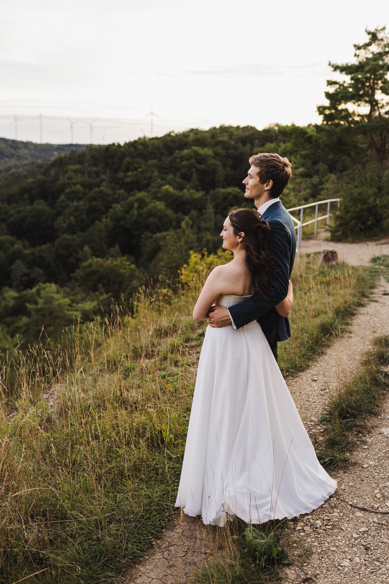 Authentische & Ästhetische Hochzeitsreportage mit After-Wedding-Shooting in der in Jena: Brautpaar beim entspannten Spaziergang in der Natur. Digitale und Analoge Hochzeitsfotografie - Bilder die Sprechen