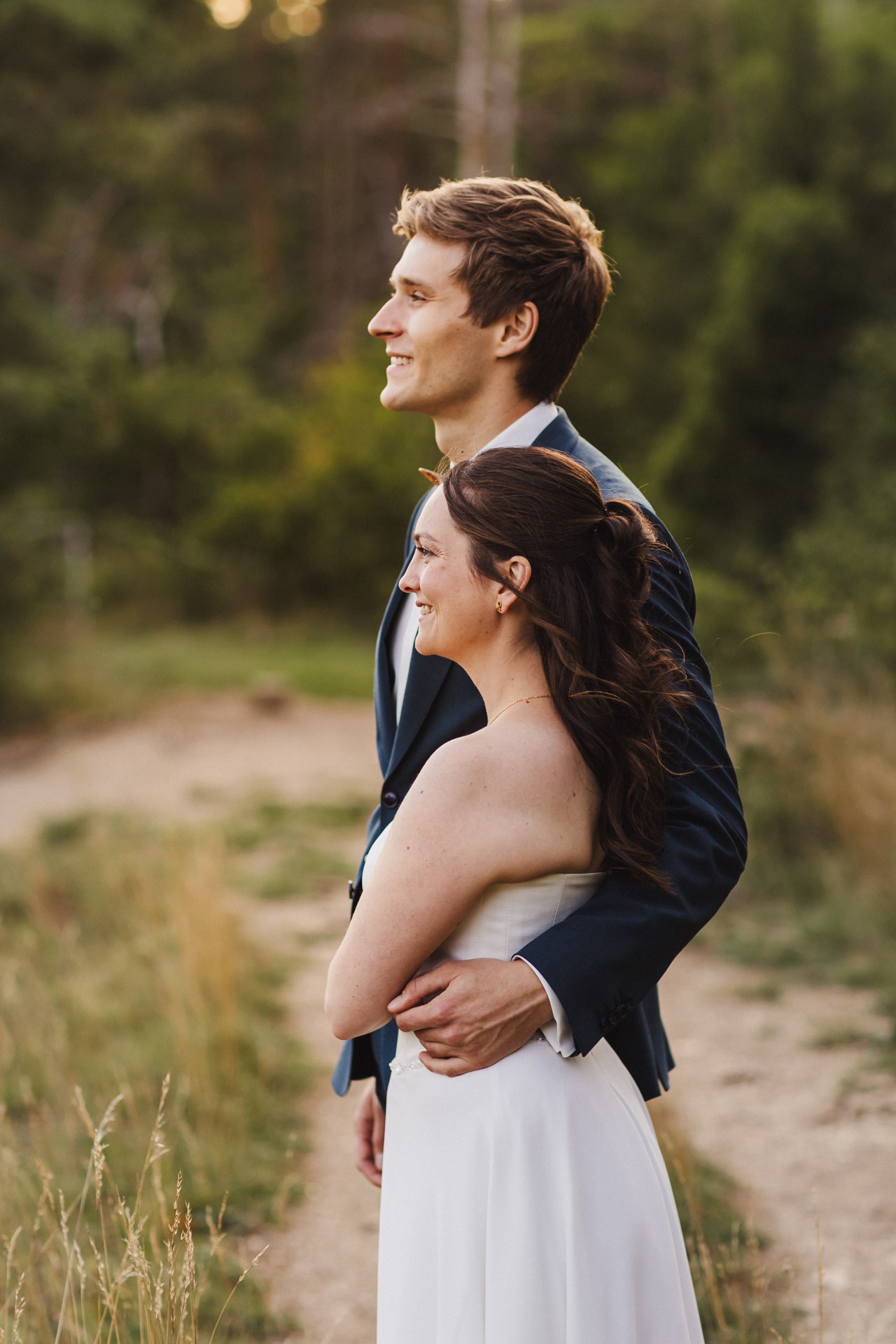 Authentische & Ästhetische Hochzeitsreportage mit After-Wedding-Shooting in der in Jena: Brautpaar beim entspannten Spaziergang in der Natur. Digitale und Analoge Hochzeitsfotografie - Bilder die Sprechen