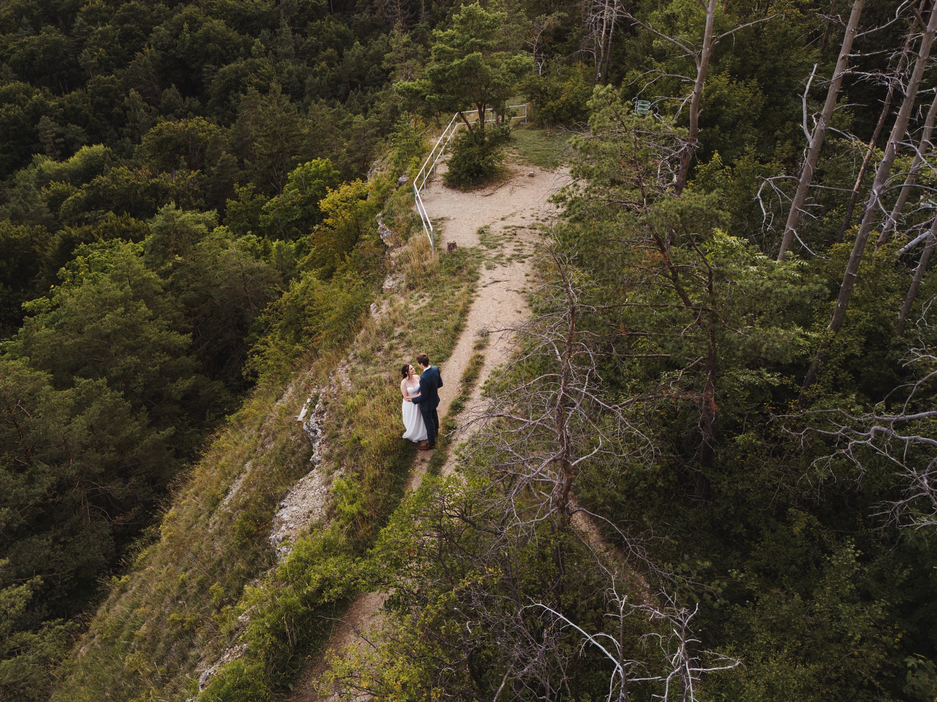 Authentische & Ästhetische Hochzeitsreportage mit After-Wedding-Shooting in der in Jena: Brautpaar beim entspannten Spaziergang in der Natur. Digitale und Analoge Hochzeitsfotografie - Bilder die Sprechen
