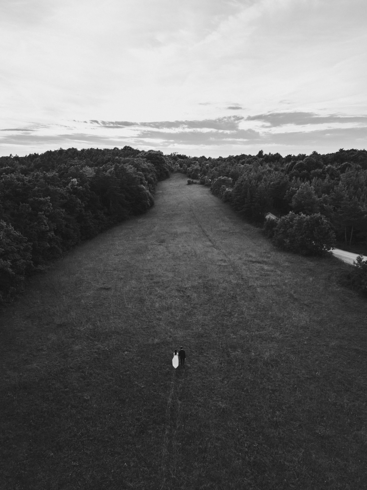 Authentische & Ästhetische Hochzeitsreportage mit After-Wedding-Shooting in der in Jena: Brautpaar beim entspannten Spaziergang in der Natur. Digitale und Analoge Hochzeitsfotografie - Bilder die Sprechen