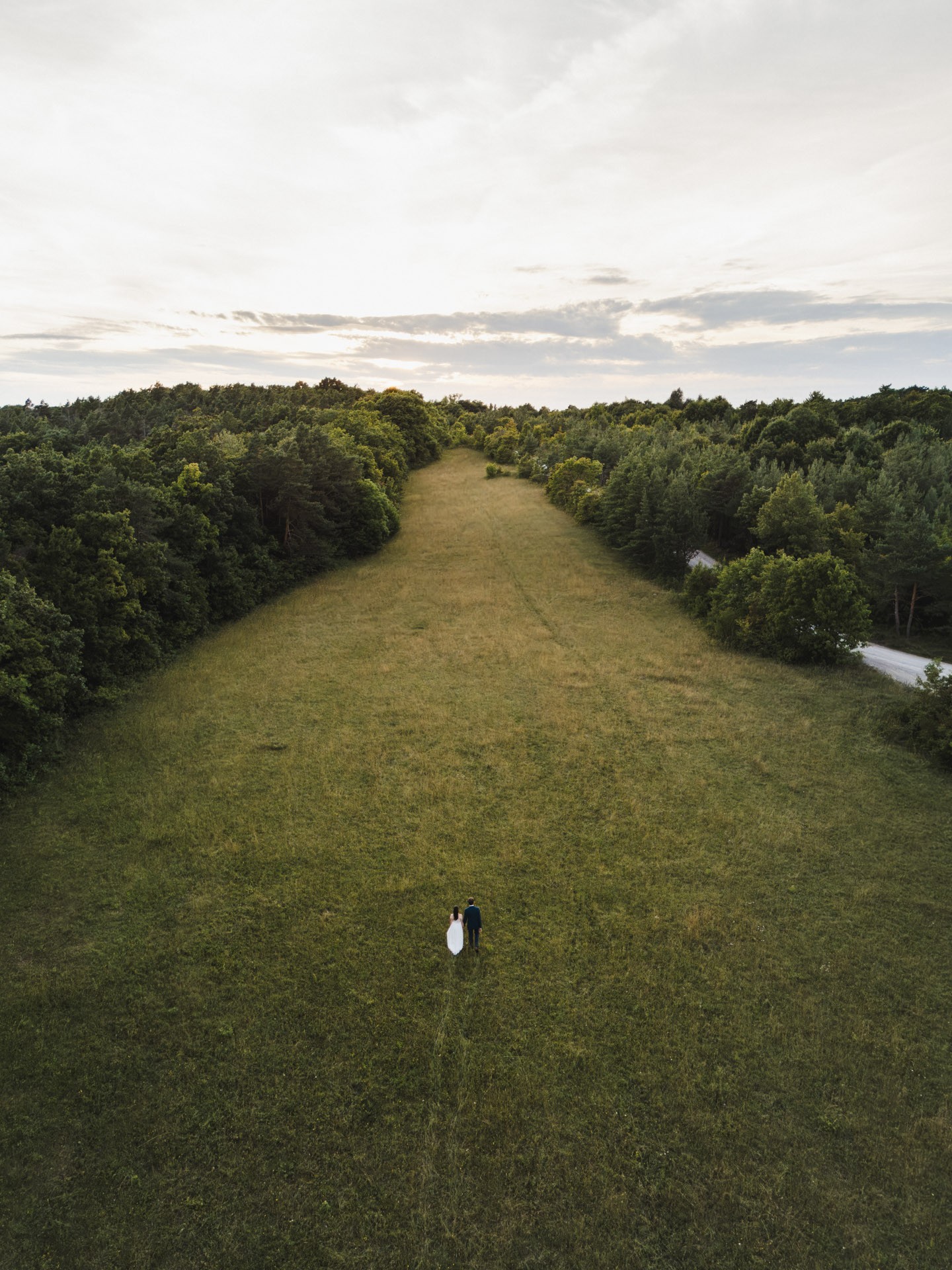 Authentische & Ästhetische Hochzeitsreportage mit After-Wedding-Shooting in der in Jena: Brautpaar beim entspannten Spaziergang in der Natur. Digitale und Analoge Hochzeitsfotografie - Bilder die Sprechen