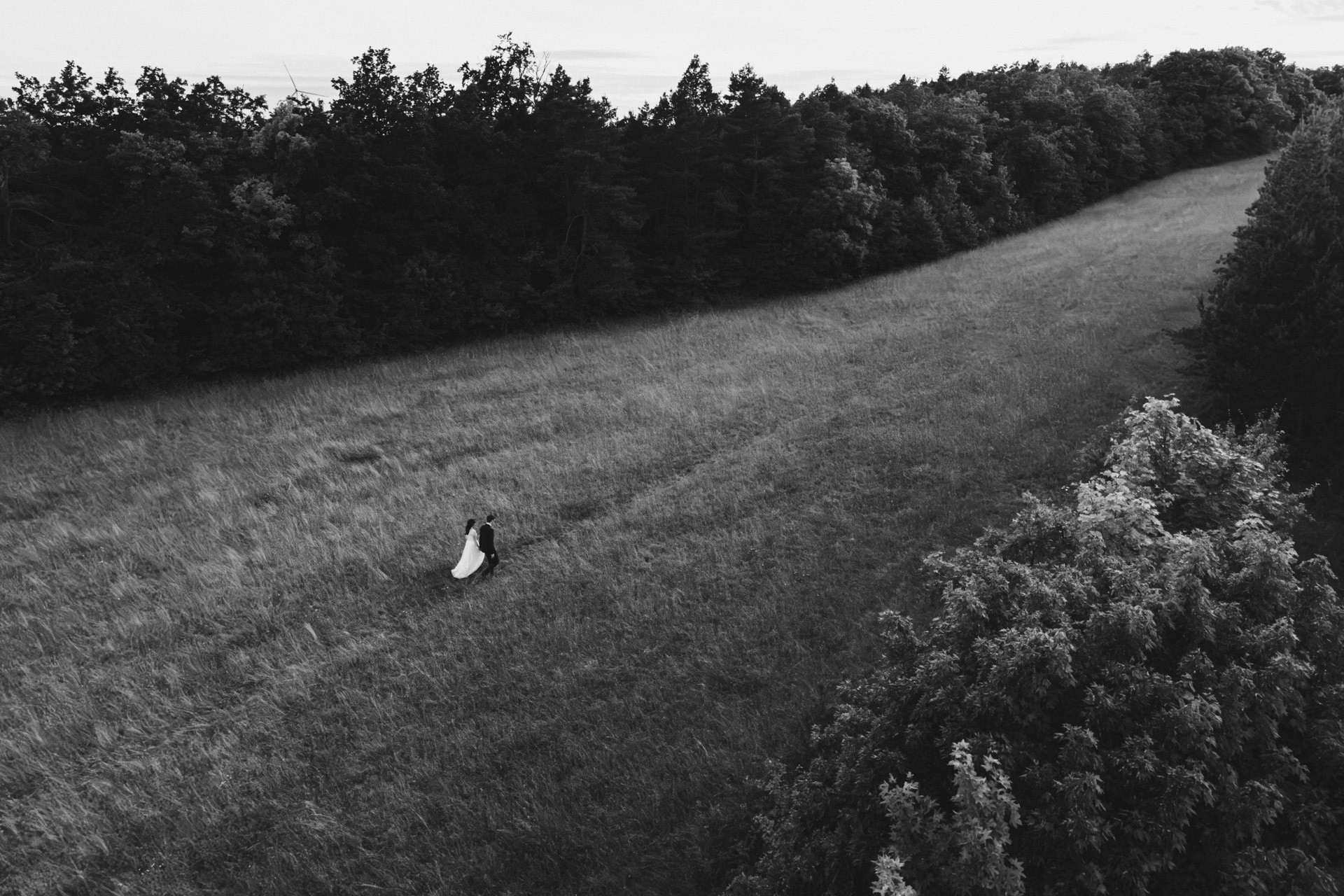 Authentische & Ästhetische Hochzeitsreportage mit After-Wedding-Shooting in der in Jena: Brautpaar beim entspannten Spaziergang in der Natur. Digitale und Analoge Hochzeitsfotografie - Bilder die Sprechen