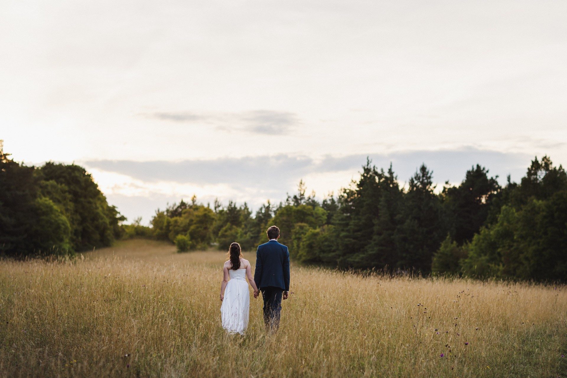 Authentische & Ästhetische Hochzeitsreportage mit After-Wedding-Shooting in der in Jena: Brautpaar beim entspannten Spaziergang in der Natur. Digitale und Analoge Hochzeitsfotografie - Bilder die Sprechen