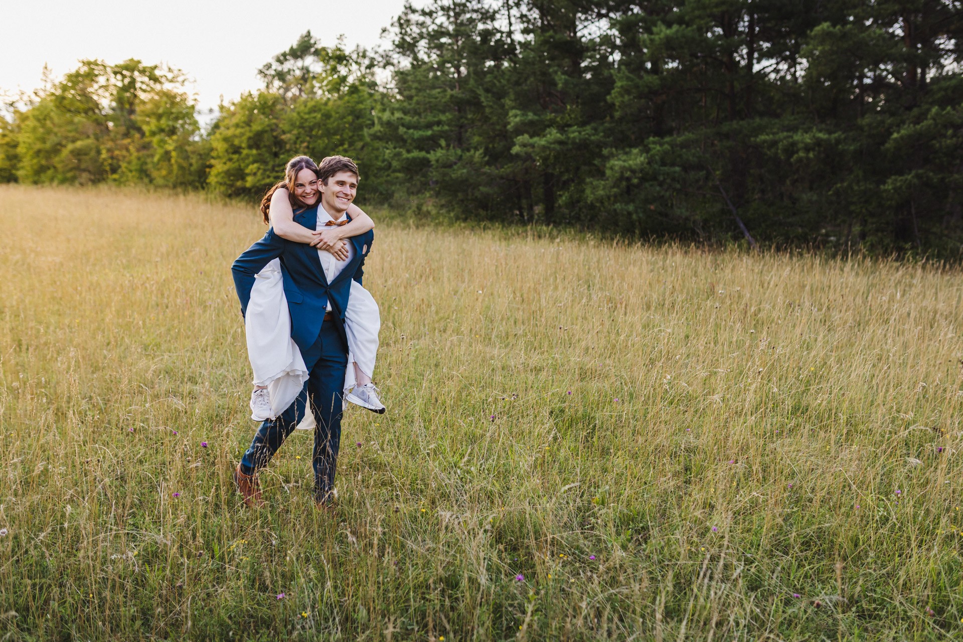 Authentische & Ästhetische Hochzeitsreportage mit After-Wedding-Shooting in der in Jena: Brautpaar beim entspannten Spaziergang in der Natur. Digitale und Analoge Hochzeitsfotografie - Bilder die Sprechen
