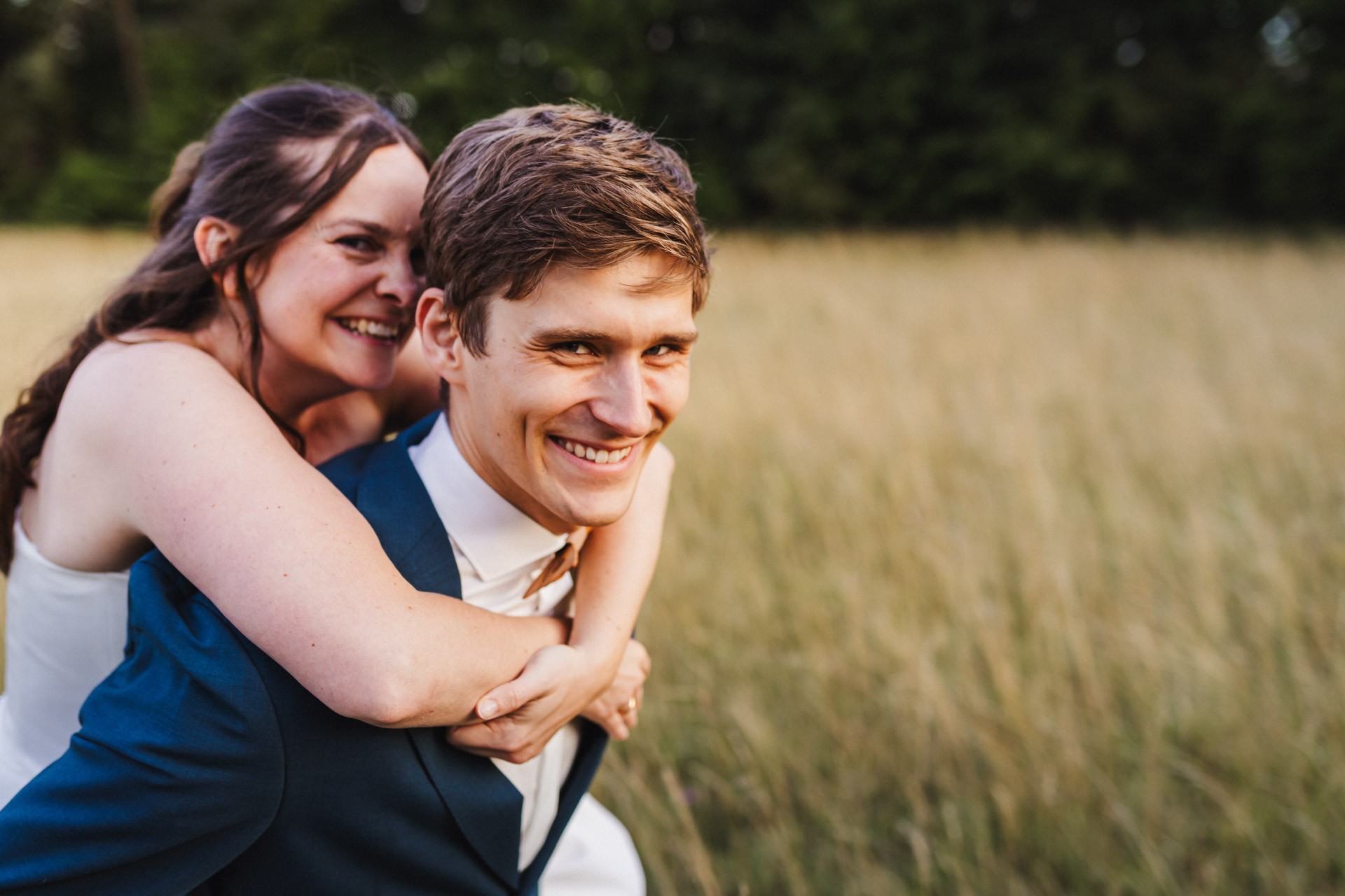 Authentische & Ästhetische Hochzeitsreportage mit After-Wedding-Shooting in der in Jena: Brautpaar beim entspannten Spaziergang in der Natur. Digitale und Analoge Hochzeitsfotografie - Bilder die Sprechen