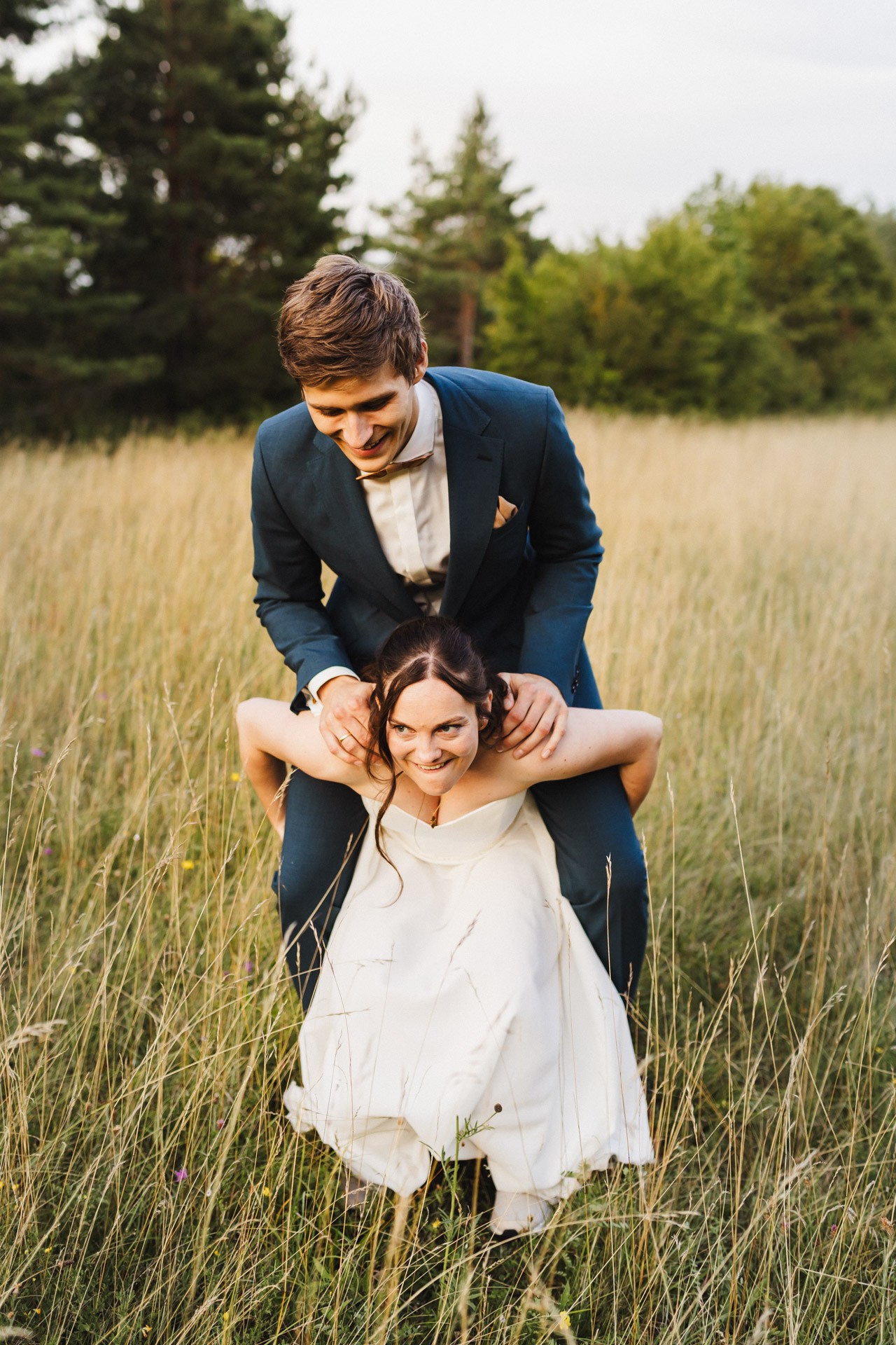 Authentische & Ästhetische Hochzeitsreportage mit After-Wedding-Shooting in der in Jena: Brautpaar beim entspannten Spaziergang in der Natur. Digitale und Analoge Hochzeitsfotografie - Bilder die Sprechen