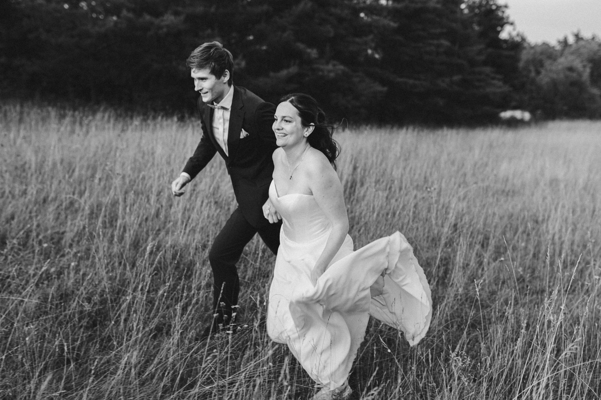 Authentische & Ästhetische Hochzeitsreportage mit After-Wedding-Shooting in der in Jena: Brautpaar beim entspannten Spaziergang in der Natur. Digitale und Analoge Hochzeitsfotografie - Bilder die Sprechen