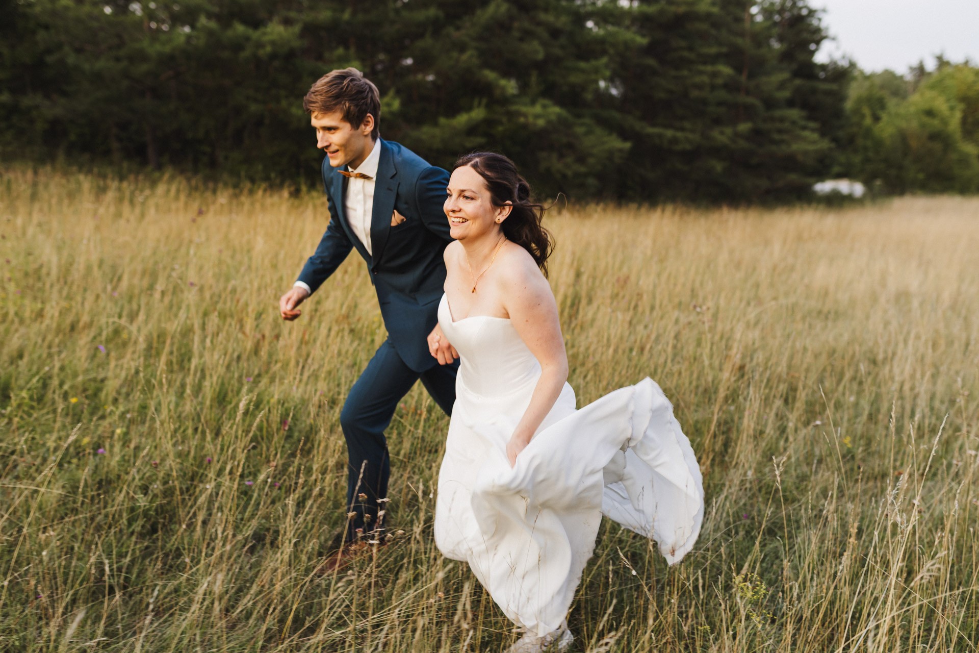 Authentische & Ästhetische Hochzeitsreportage mit After-Wedding-Shooting in der in Jena: Brautpaar beim entspannten Spaziergang in der Natur. Digitale und Analoge Hochzeitsfotografie - Bilder die Sprechen