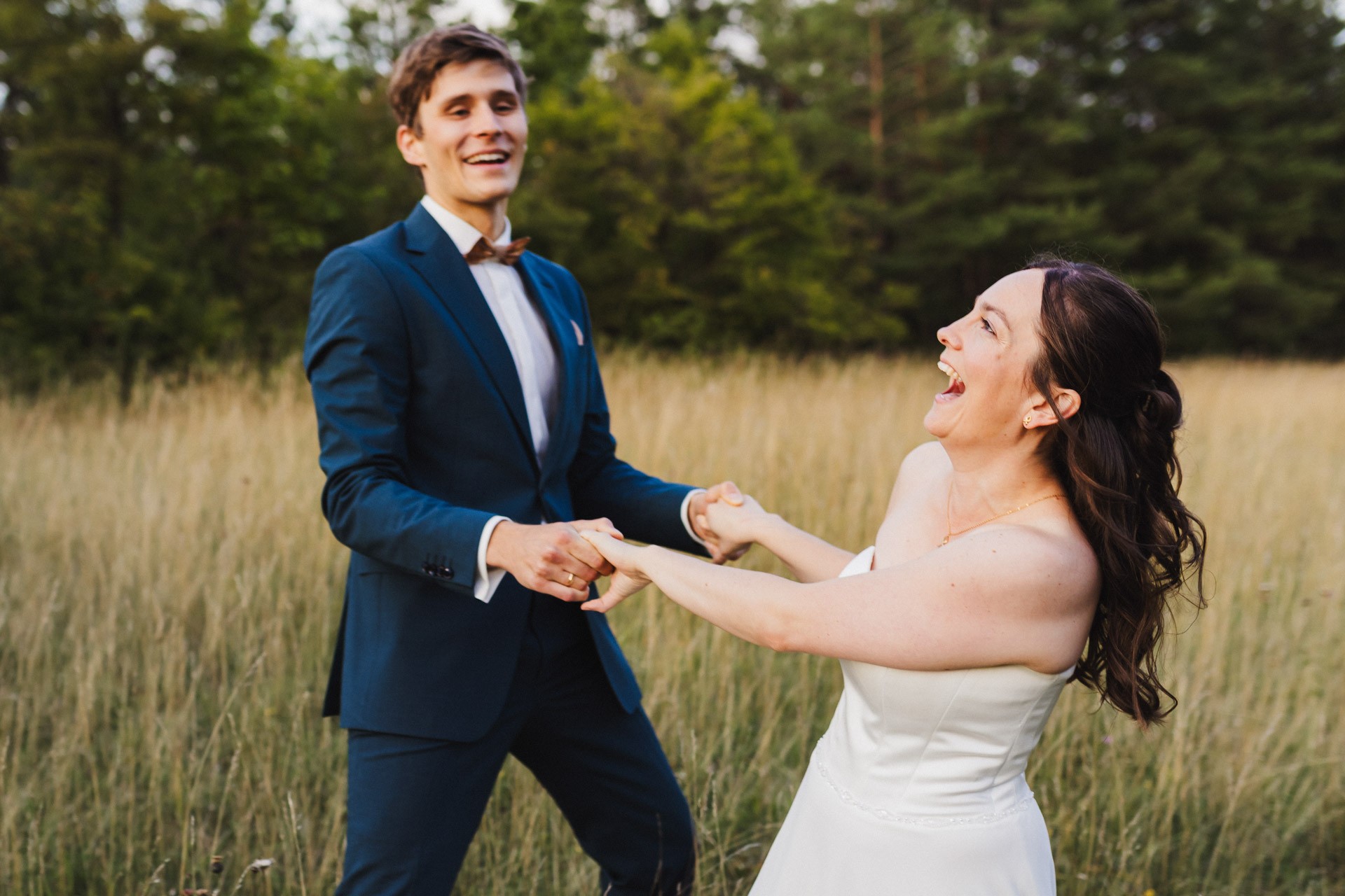 Authentische & Ästhetische Hochzeitsreportage mit After-Wedding-Shooting in der in Jena: Brautpaar beim entspannten Spaziergang in der Natur. Digitale und Analoge Hochzeitsfotografie - Bilder die Sprechen