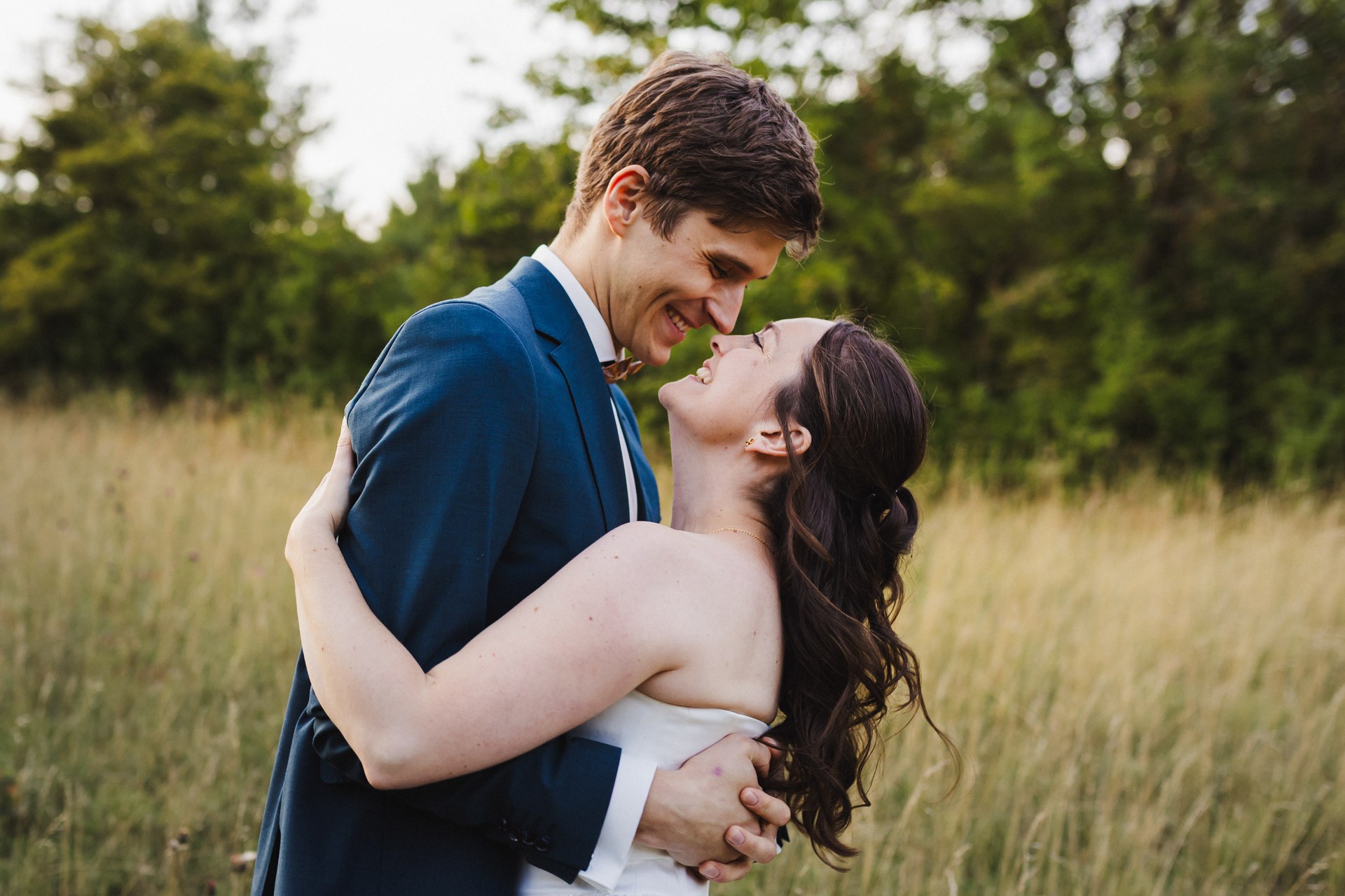 Authentische & Ästhetische Hochzeitsreportage mit After-Wedding-Shooting in der in Jena: Brautpaar beim entspannten Spaziergang in der Natur. Digitale und Analoge Hochzeitsfotografie - Bilder die Sprechen