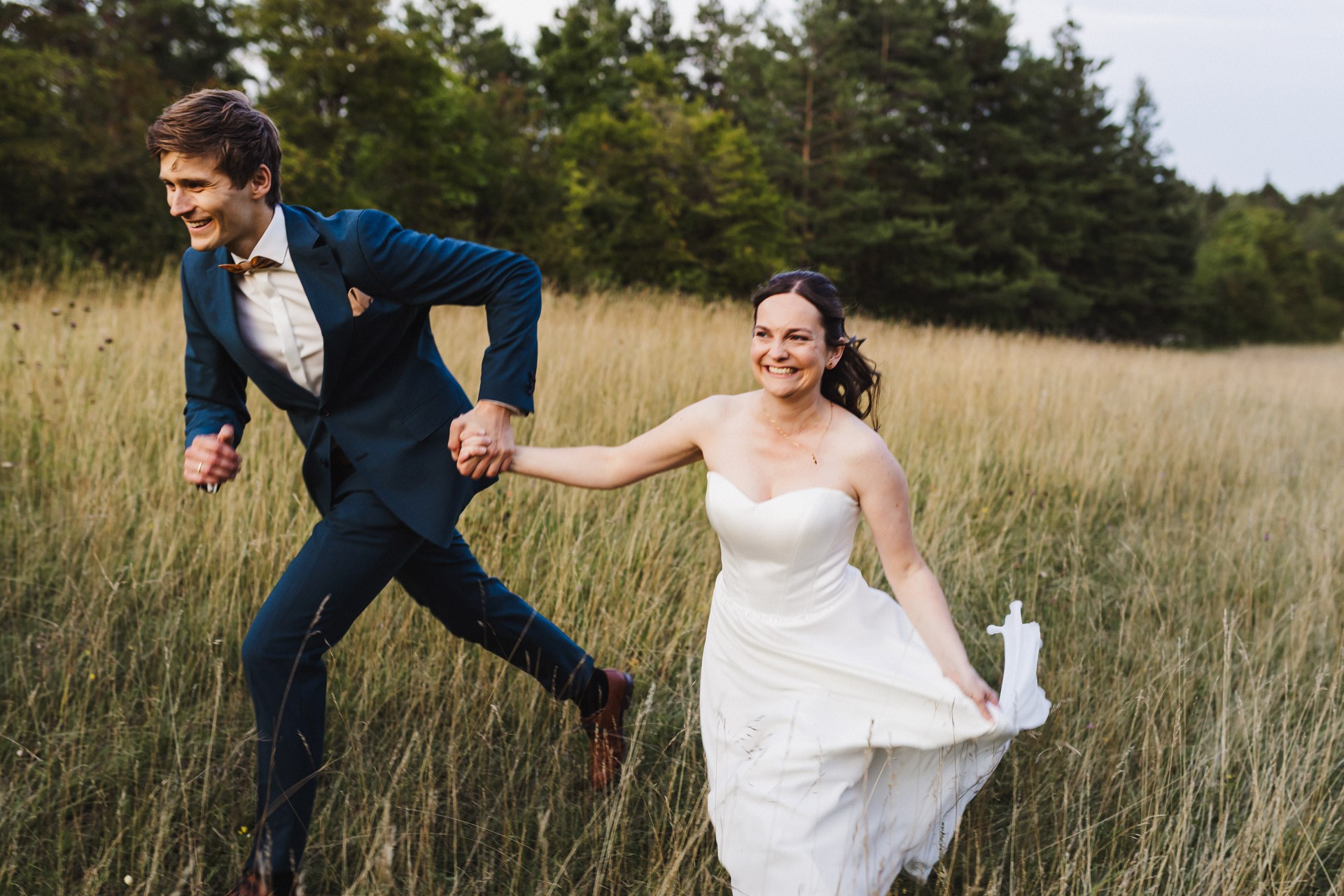 Authentische & Ästhetische Hochzeitsreportage mit After-Wedding-Shooting in der in Jena: Brautpaar beim entspannten Spaziergang in der Natur. Digitale und Analoge Hochzeitsfotografie - Bilder die Sprechen