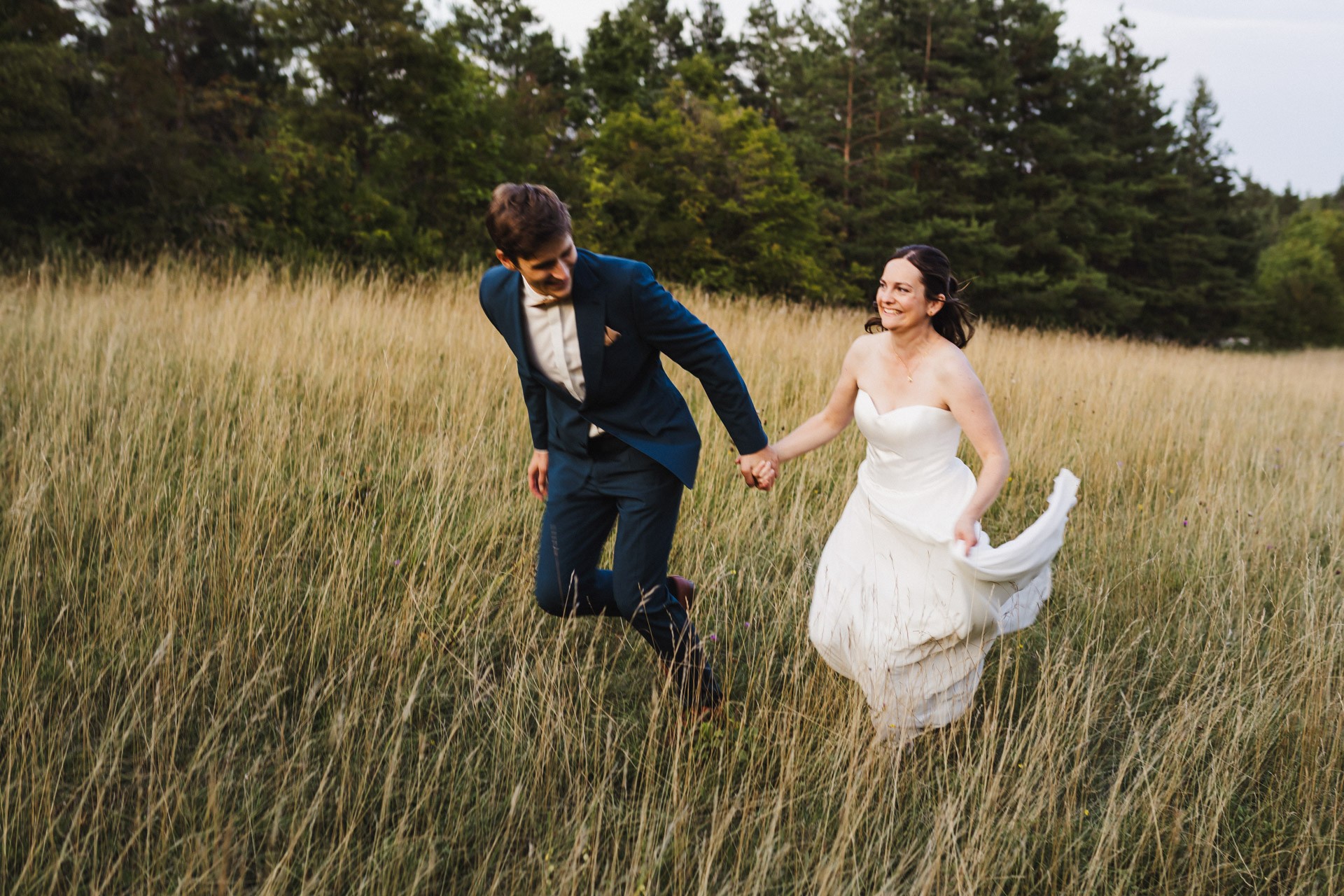 Authentische & Ästhetische Hochzeitsreportage mit After-Wedding-Shooting in der in Jena: Brautpaar beim entspannten Spaziergang in der Natur. Digitale und Analoge Hochzeitsfotografie - Bilder die Sprechen