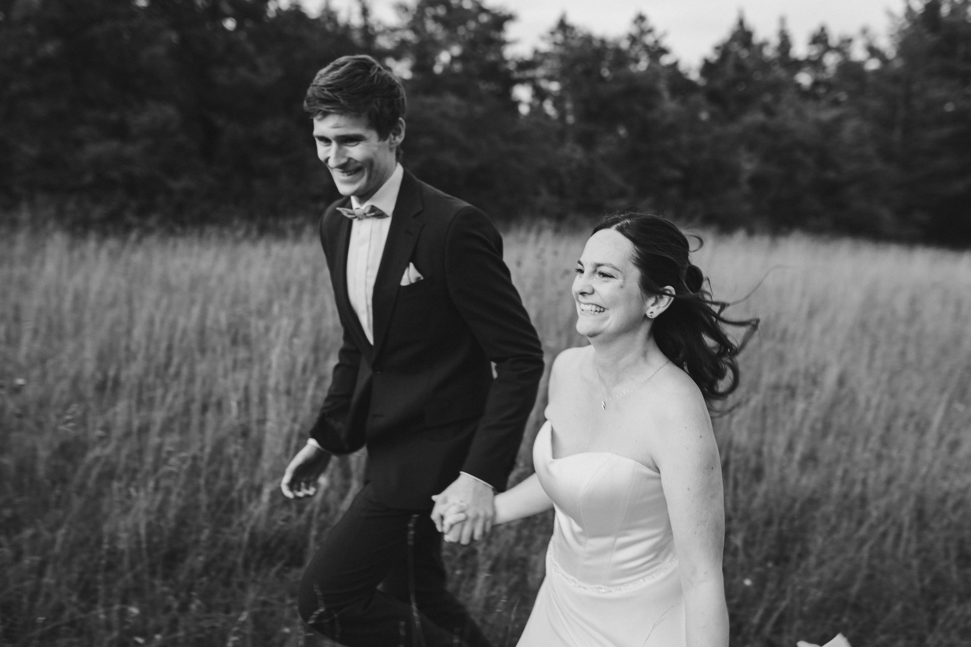 Authentische & Ästhetische Hochzeitsreportage mit After-Wedding-Shooting in der in Jena: Brautpaar beim entspannten Spaziergang in der Natur. Digitale und Analoge Hochzeitsfotografie - Bilder die Sprechen