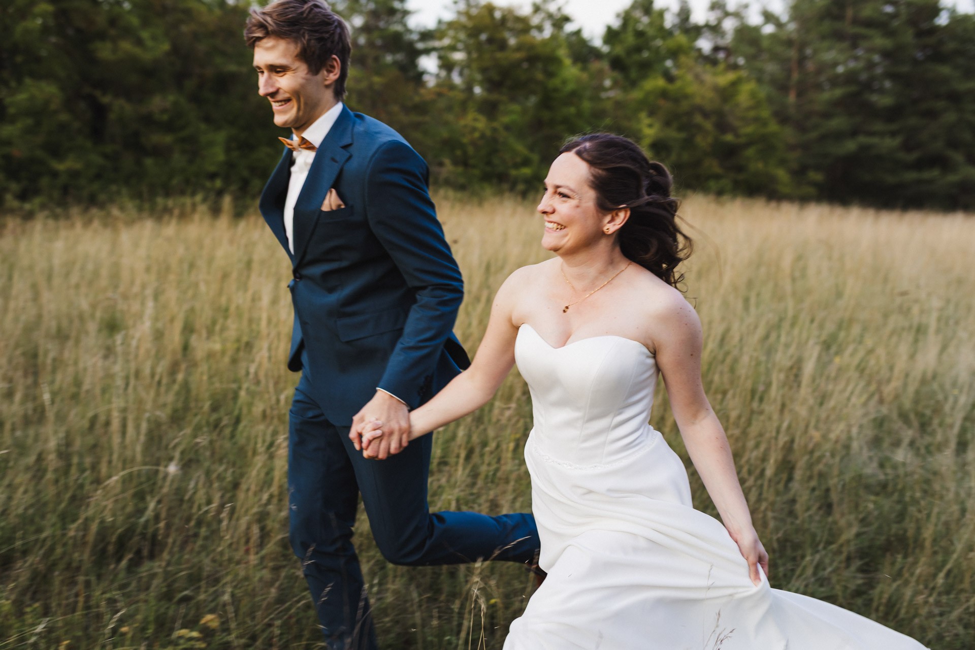 Authentische & Ästhetische Hochzeitsreportage mit After-Wedding-Shooting in der in Jena: Brautpaar beim entspannten Spaziergang in der Natur. Digitale und Analoge Hochzeitsfotografie - Bilder die Sprechen