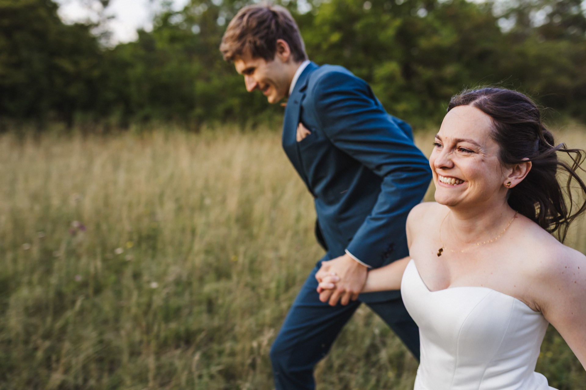 Authentische & Ästhetische Hochzeitsreportage mit After-Wedding-Shooting in der in Jena: Brautpaar beim entspannten Spaziergang in der Natur. Digitale und Analoge Hochzeitsfotografie - Bilder die Sprechen