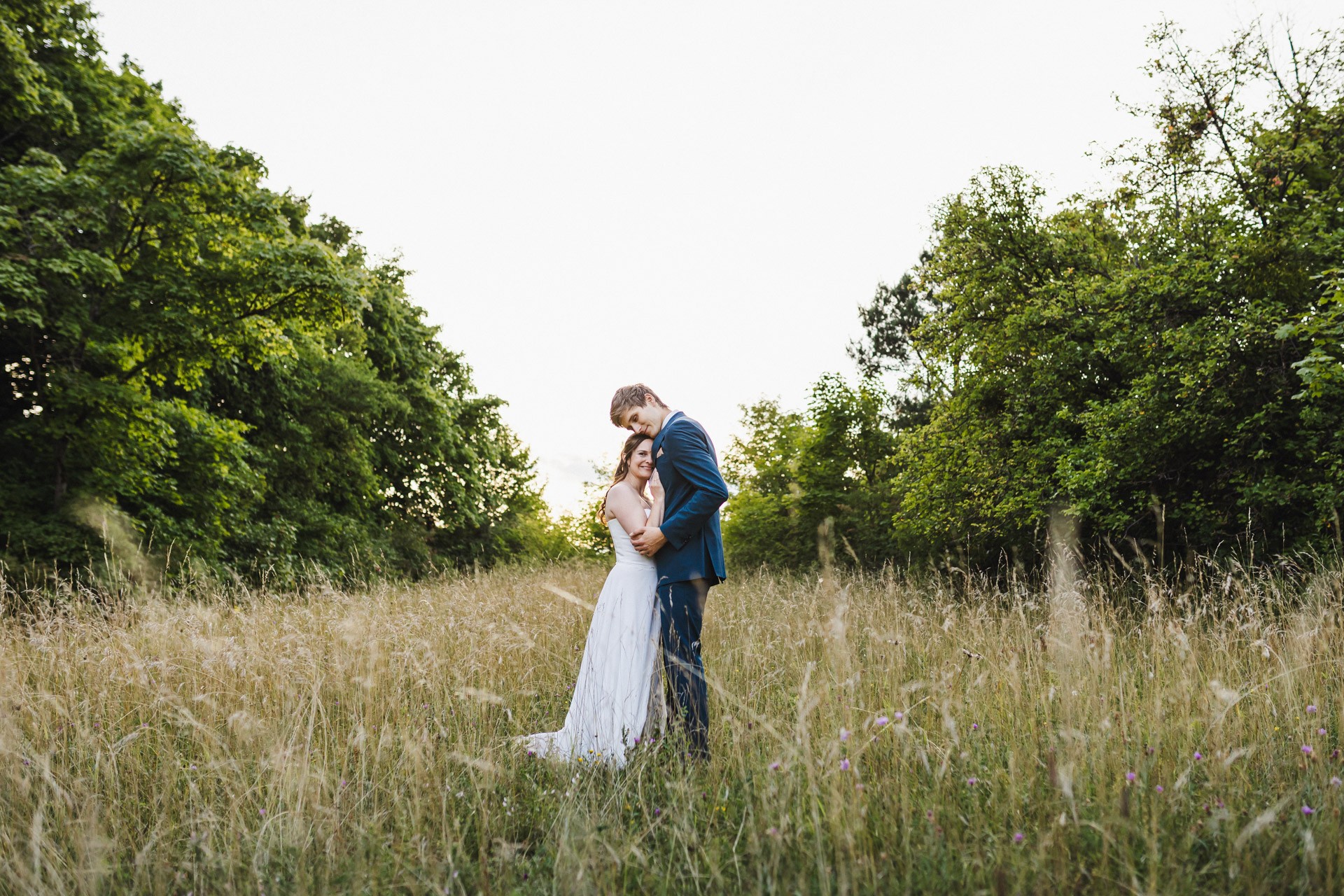 Authentische & Ästhetische Hochzeitsreportage mit After-Wedding-Shooting in der in Jena: Brautpaar beim entspannten Spaziergang in der Natur. Digitale und Analoge Hochzeitsfotografie - Bilder die Sprechen