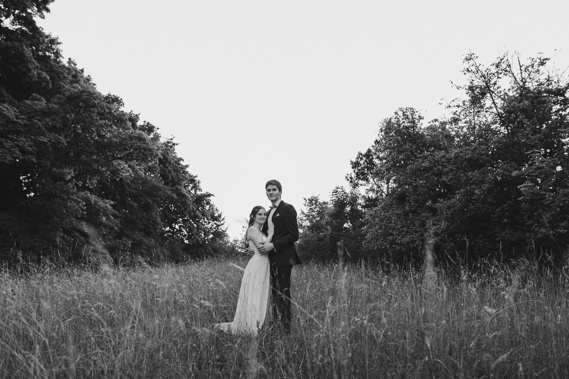 Authentische & Ästhetische Hochzeitsreportage mit After-Wedding-Shooting in der in Jena: Brautpaar beim entspannten Spaziergang in der Natur. Digitale und Analoge Hochzeitsfotografie - Bilder die Sprechen