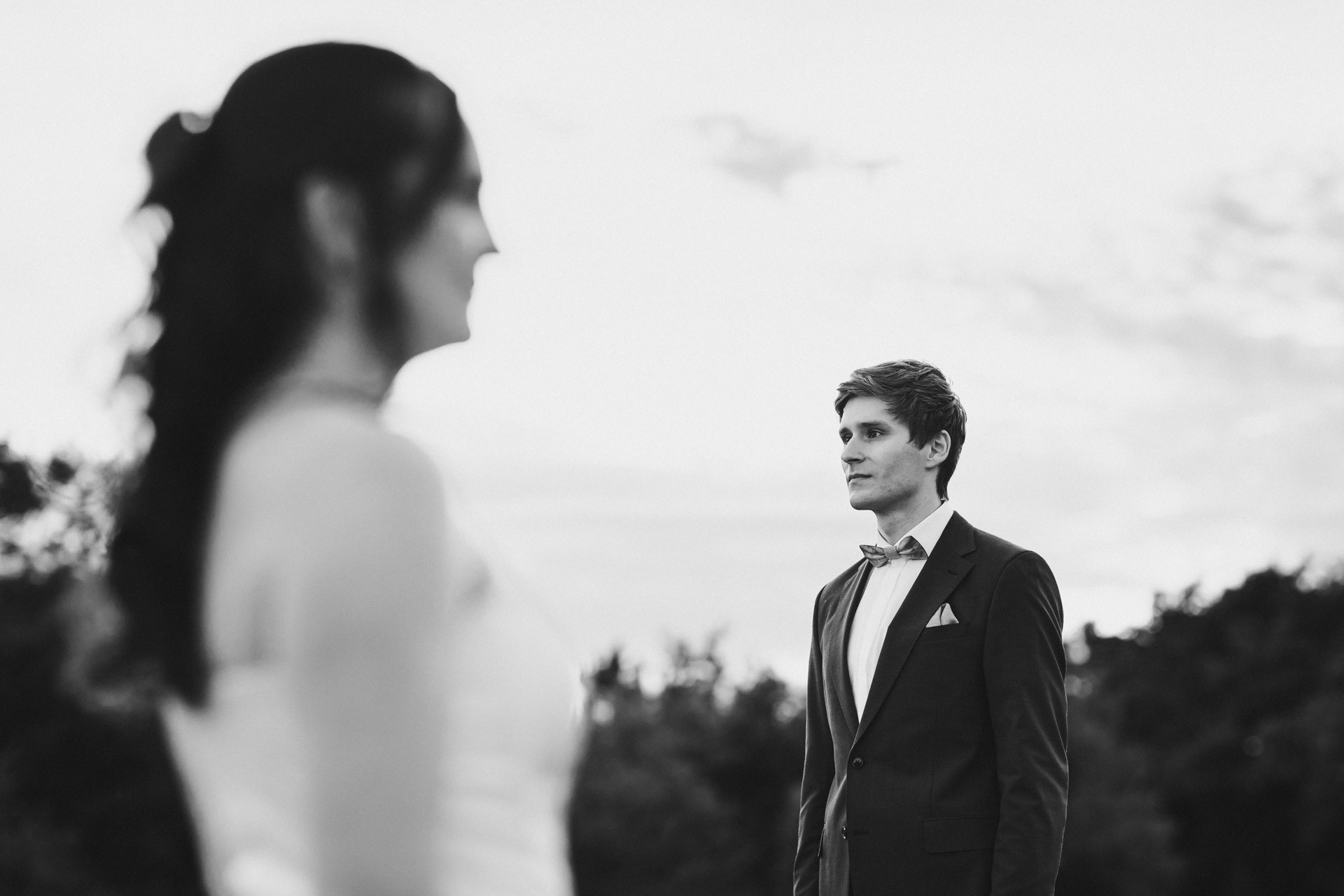 Authentische & Ästhetische Hochzeitsreportage mit After-Wedding-Shooting in der in Jena: Brautpaar beim entspannten Spaziergang in der Natur. Digitale und Analoge Hochzeitsfotografie - Bilder die Sprechen