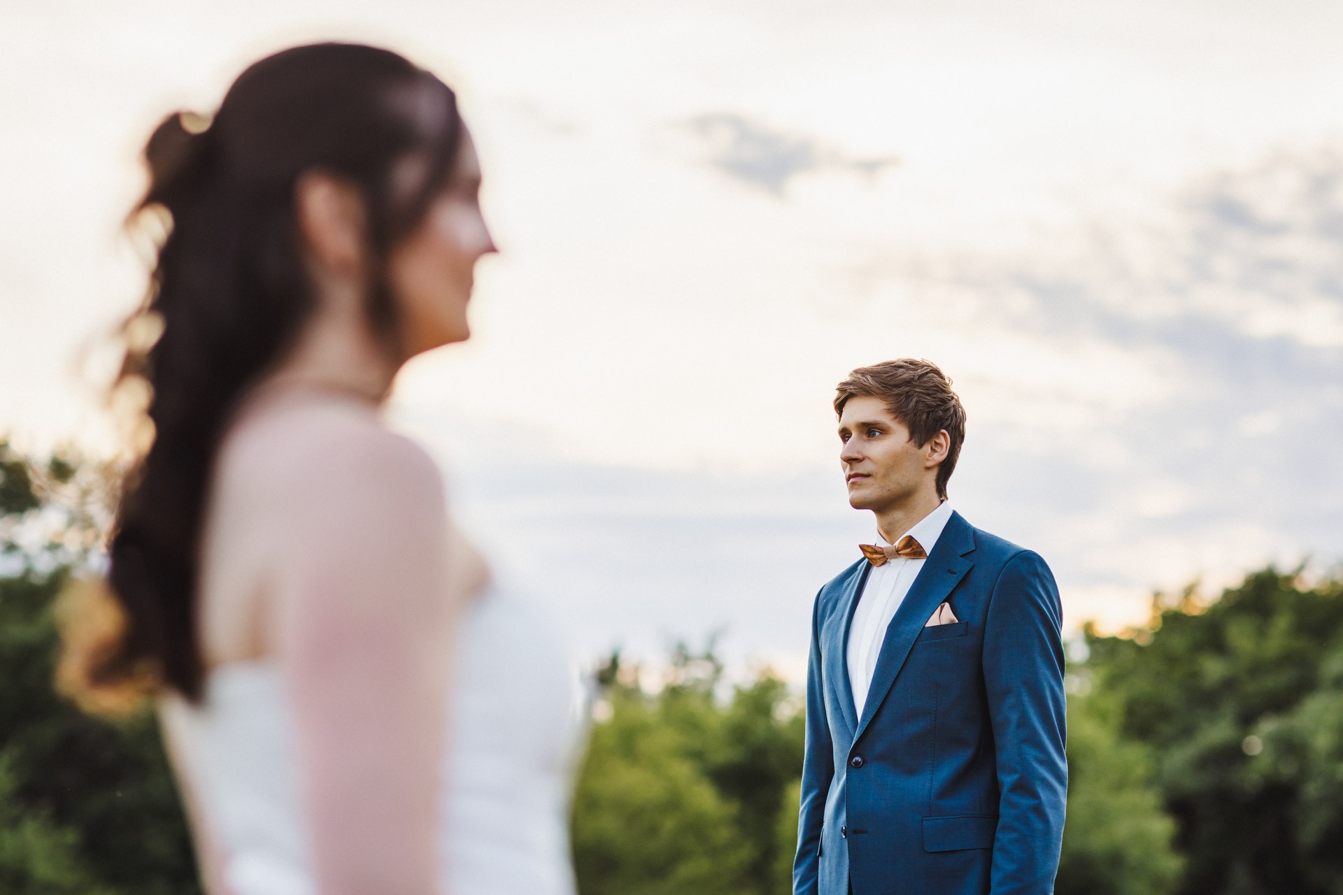 Authentische & Ästhetische Hochzeitsreportage mit After-Wedding-Shooting in der in Jena: Brautpaar beim entspannten Spaziergang in der Natur. Digitale und Analoge Hochzeitsfotografie - Bilder die Sprechen