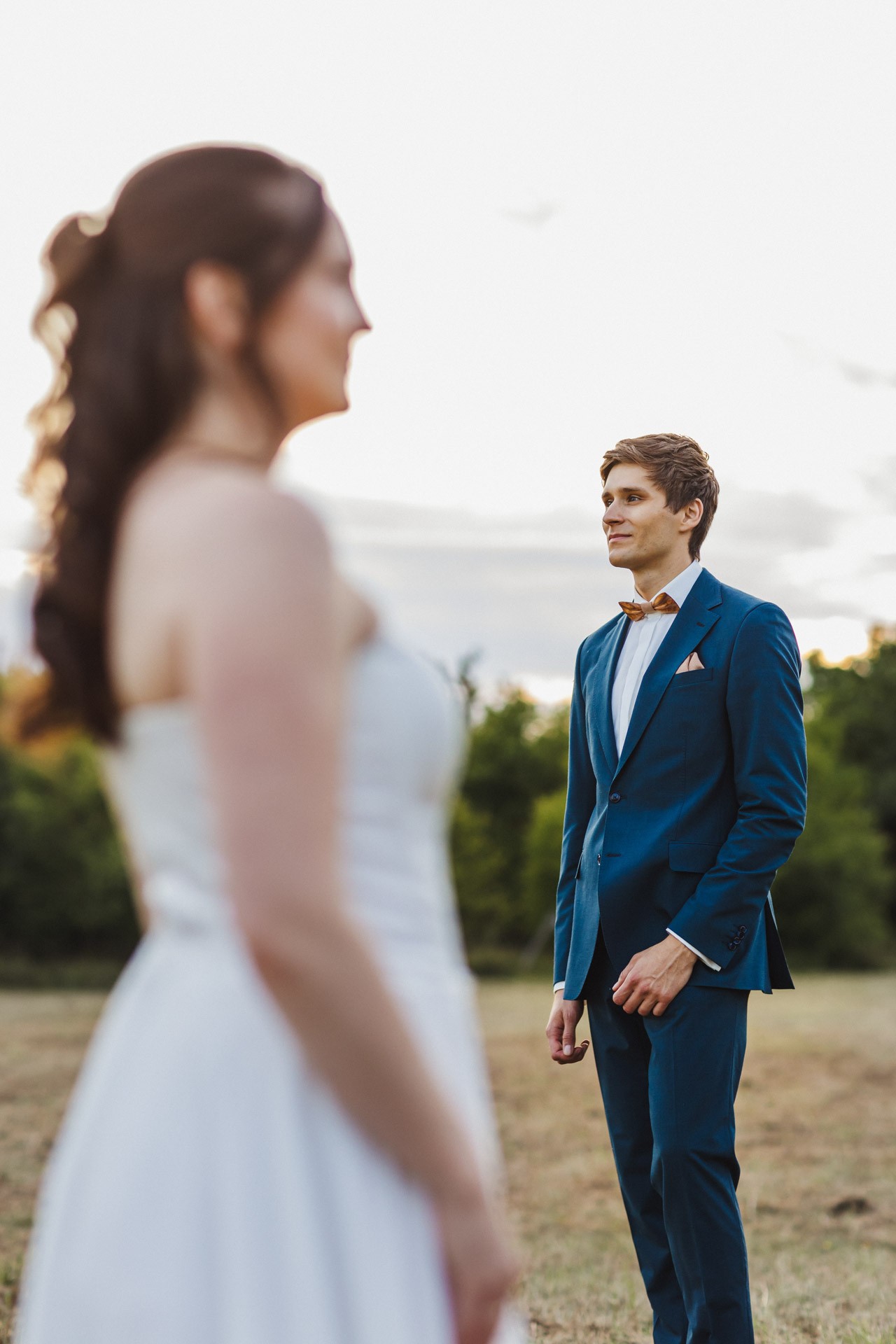 Authentische & Ästhetische Hochzeitsreportage mit After-Wedding-Shooting in der in Jena: Brautpaar beim entspannten Spaziergang in der Natur. Digitale und Analoge Hochzeitsfotografie - Bilder die Sprechen