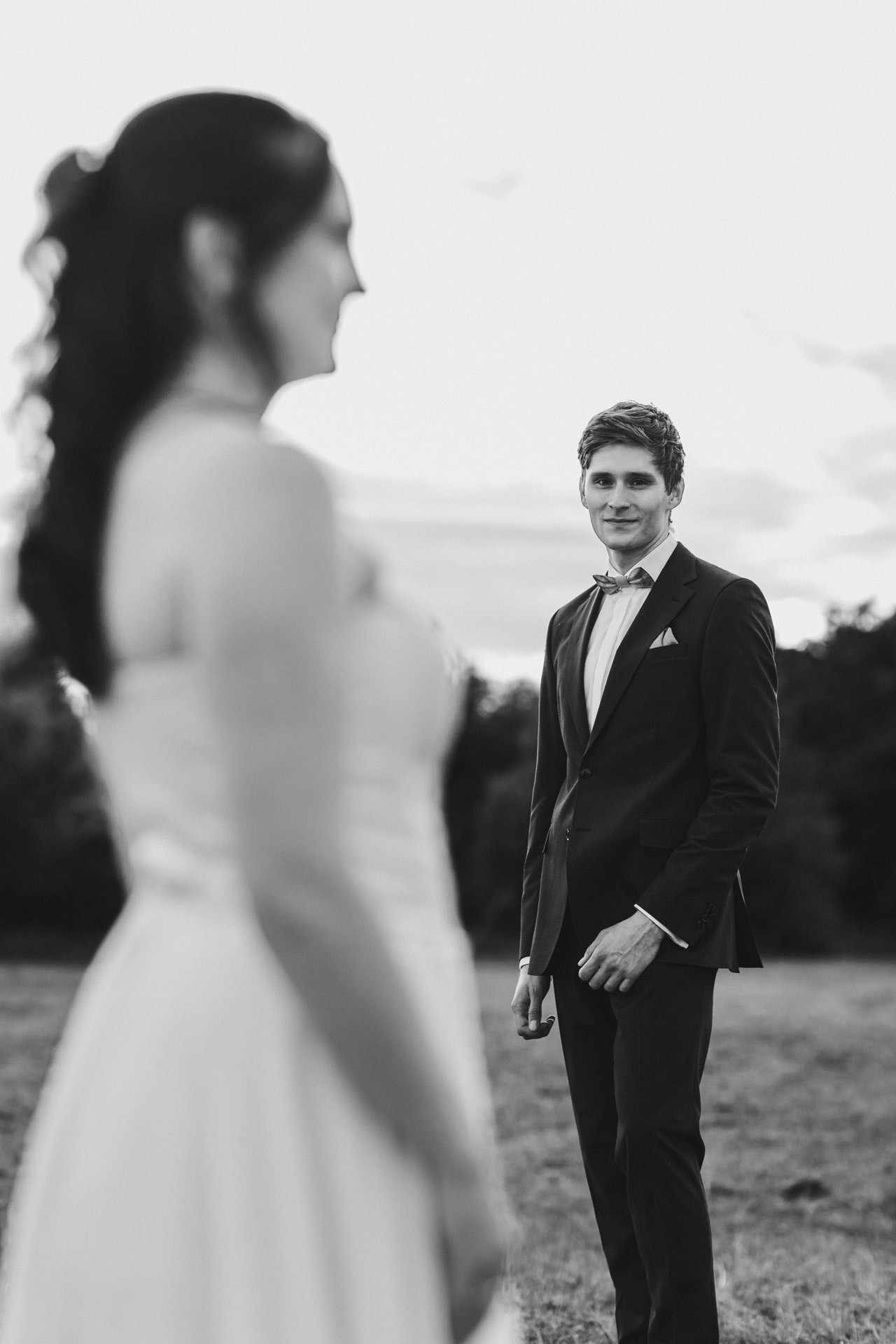 Authentische & Ästhetische Hochzeitsreportage mit After-Wedding-Shooting in der in Jena: Brautpaar beim entspannten Spaziergang in der Natur. Digitale und Analoge Hochzeitsfotografie - Bilder die Sprechen