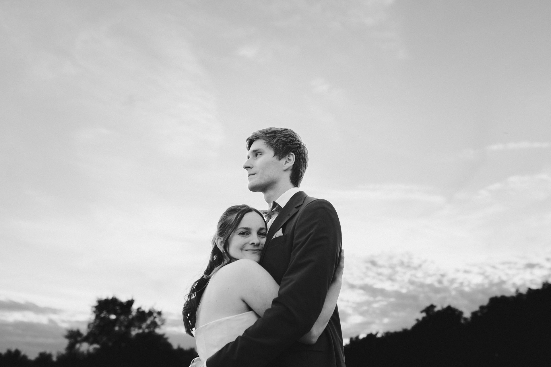 Authentische & Ästhetische Hochzeitsreportage mit After-Wedding-Shooting in der in Jena: Brautpaar beim entspannten Spaziergang in der Natur. Digitale und Analoge Hochzeitsfotografie - Bilder die Sprechen