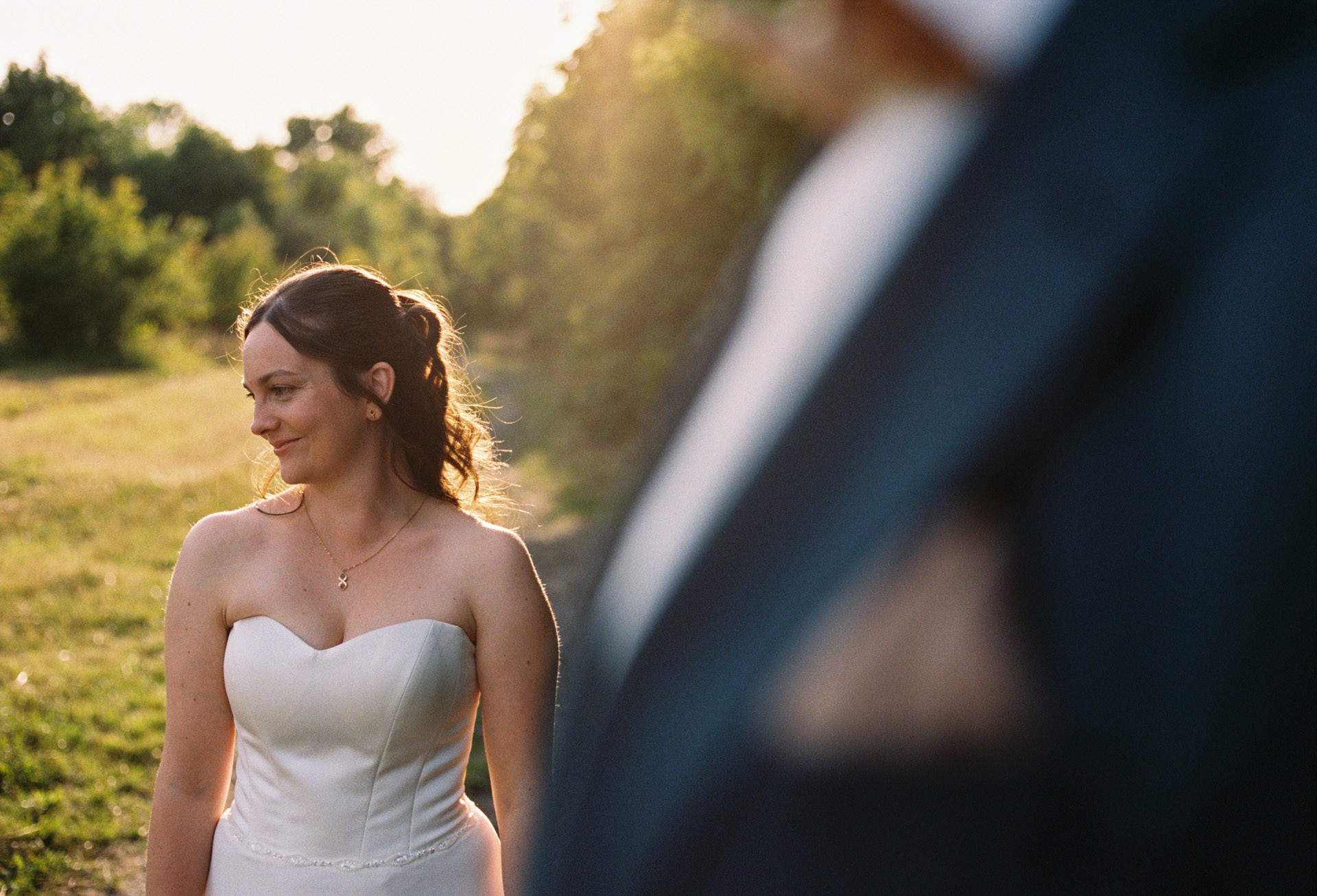 Authentische & Ästhetische Hochzeitsreportage mit After-Wedding-Shooting in der in Jena: Brautpaar beim entspannten Spaziergang in der Natur. Digitale und Analoge Hochzeitsfotografie - Bilder die Sprechen