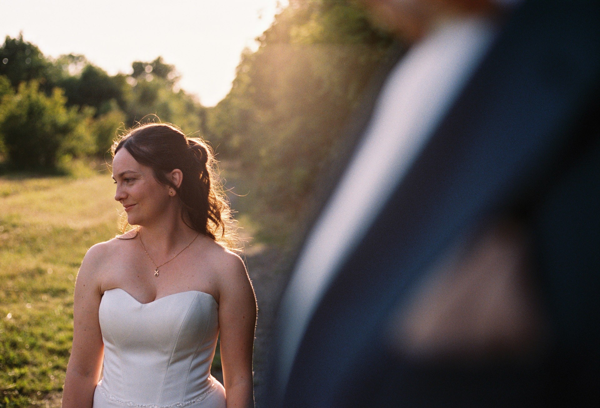 Authentische & Ästhetische Hochzeitsreportage mit After-Wedding-Shooting in der in Jena: Brautpaar beim entspannten Spaziergang in der Natur. Digitale und Analoge Hochzeitsfotografie - Bilder die Sprechen