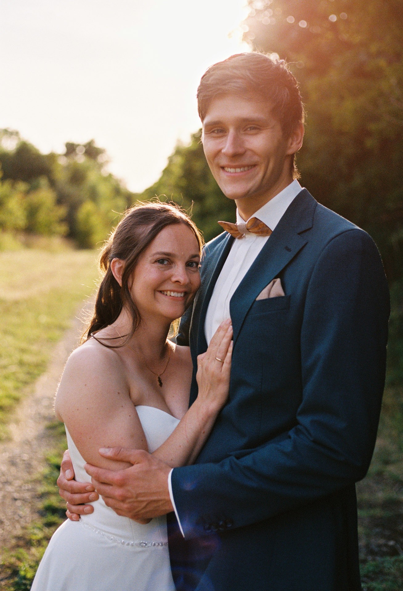 Authentische & Ästhetische Hochzeitsreportage mit After-Wedding-Shooting in der in Jena: Brautpaar beim entspannten Spaziergang in der Natur. Digitale und Analoge Hochzeitsfotografie - Bilder die Sprechen