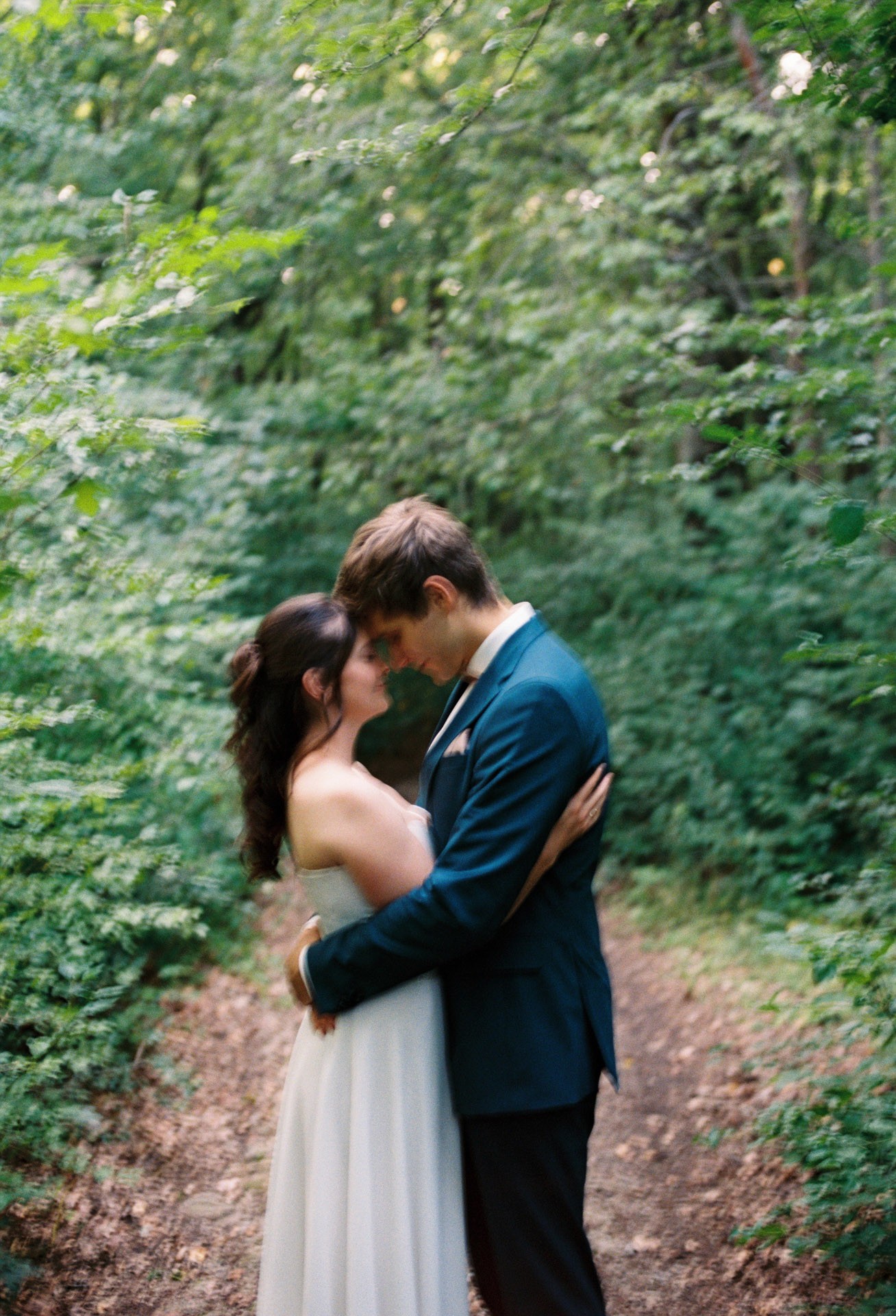 Authentische & Ästhetische Hochzeitsreportage mit After-Wedding-Shooting in der in Jena: Brautpaar beim entspannten Spaziergang in der Natur. Digitale und Analoge Hochzeitsfotografie - Bilder die Sprechen