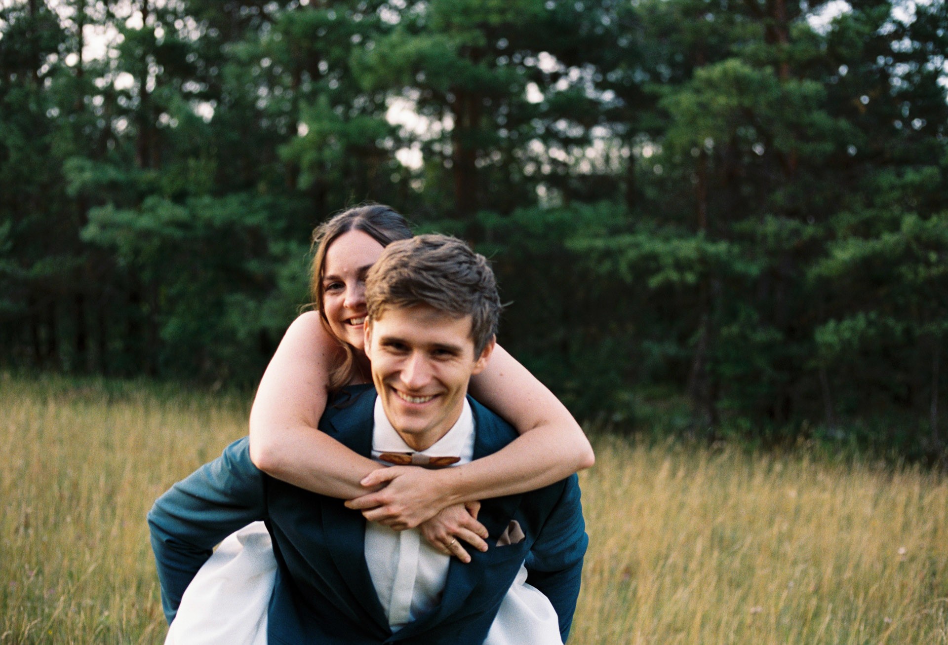 Authentische & Ästhetische Hochzeitsreportage mit After-Wedding-Shooting in der in Jena: Brautpaar beim entspannten Spaziergang in der Natur. Digitale und Analoge Hochzeitsfotografie - Bilder die Sprechen