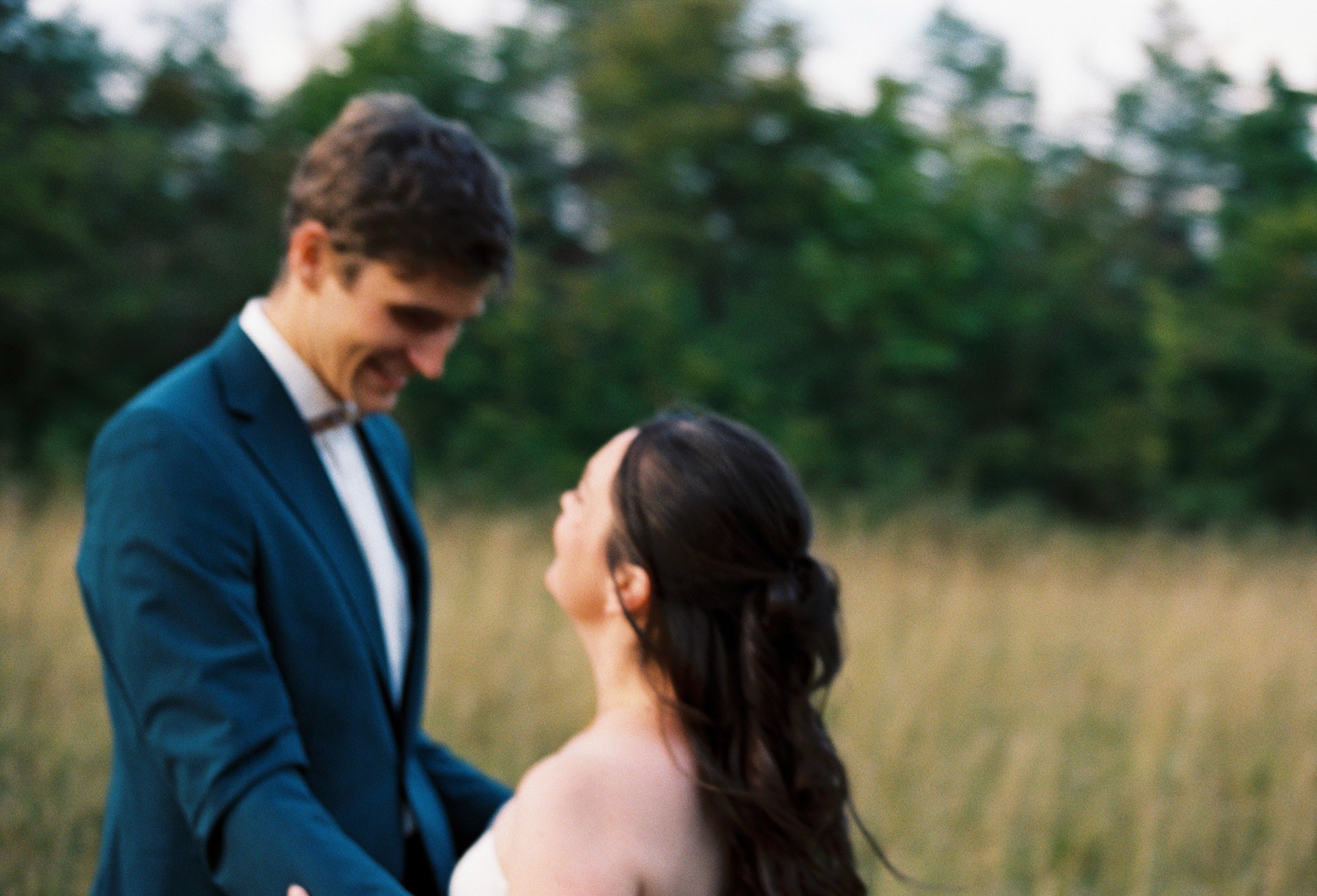 Authentische & Ästhetische Hochzeitsreportage mit After-Wedding-Shooting in der in Jena: Brautpaar beim entspannten Spaziergang in der Natur. Digitale und Analoge Hochzeitsfotografie - Bilder die Sprechen