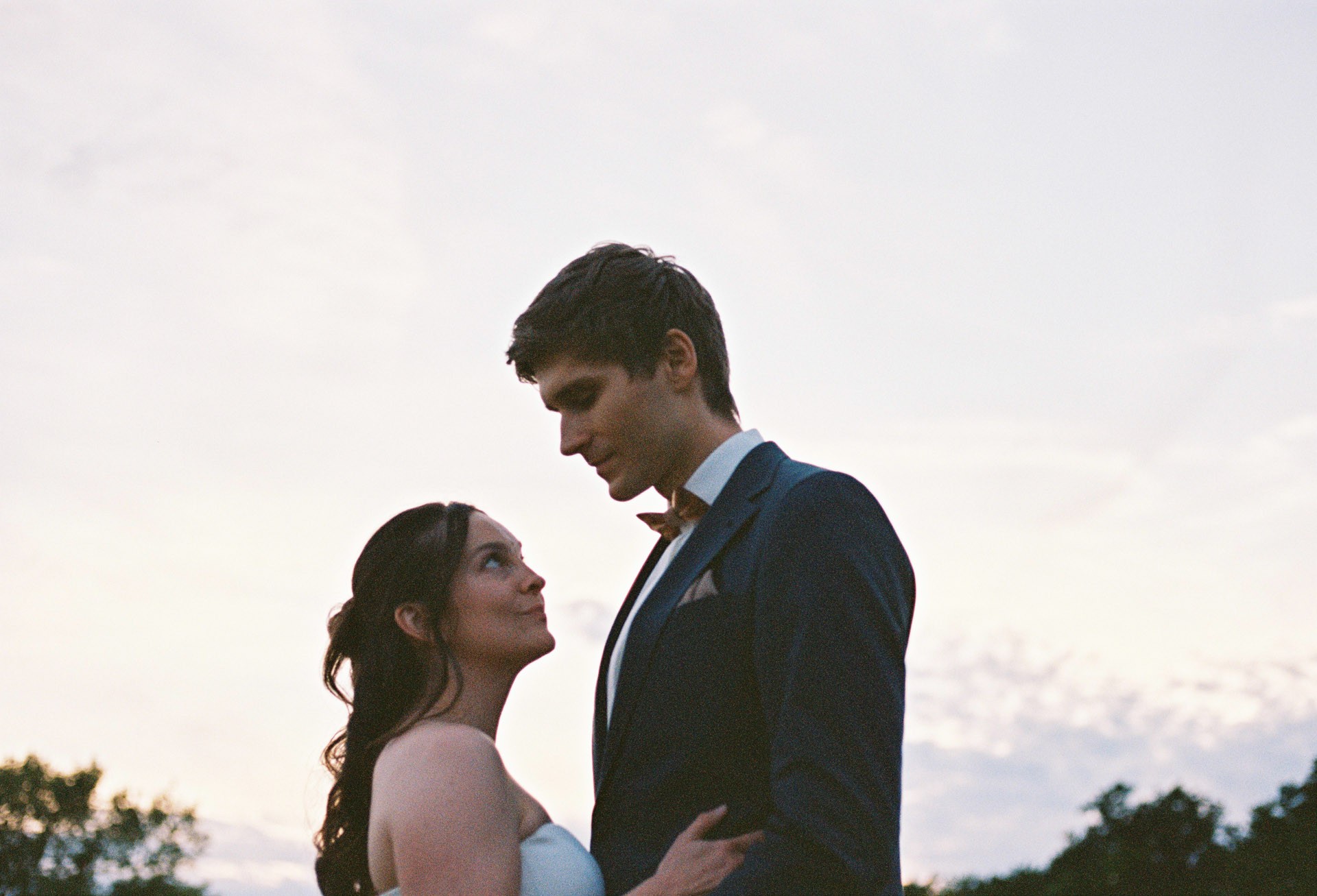 Authentische & Ästhetische Hochzeitsreportage mit After-Wedding-Shooting in der in Jena: Brautpaar beim entspannten Spaziergang in der Natur. Digitale und Analoge Hochzeitsfotografie - Bilder die Sprechen