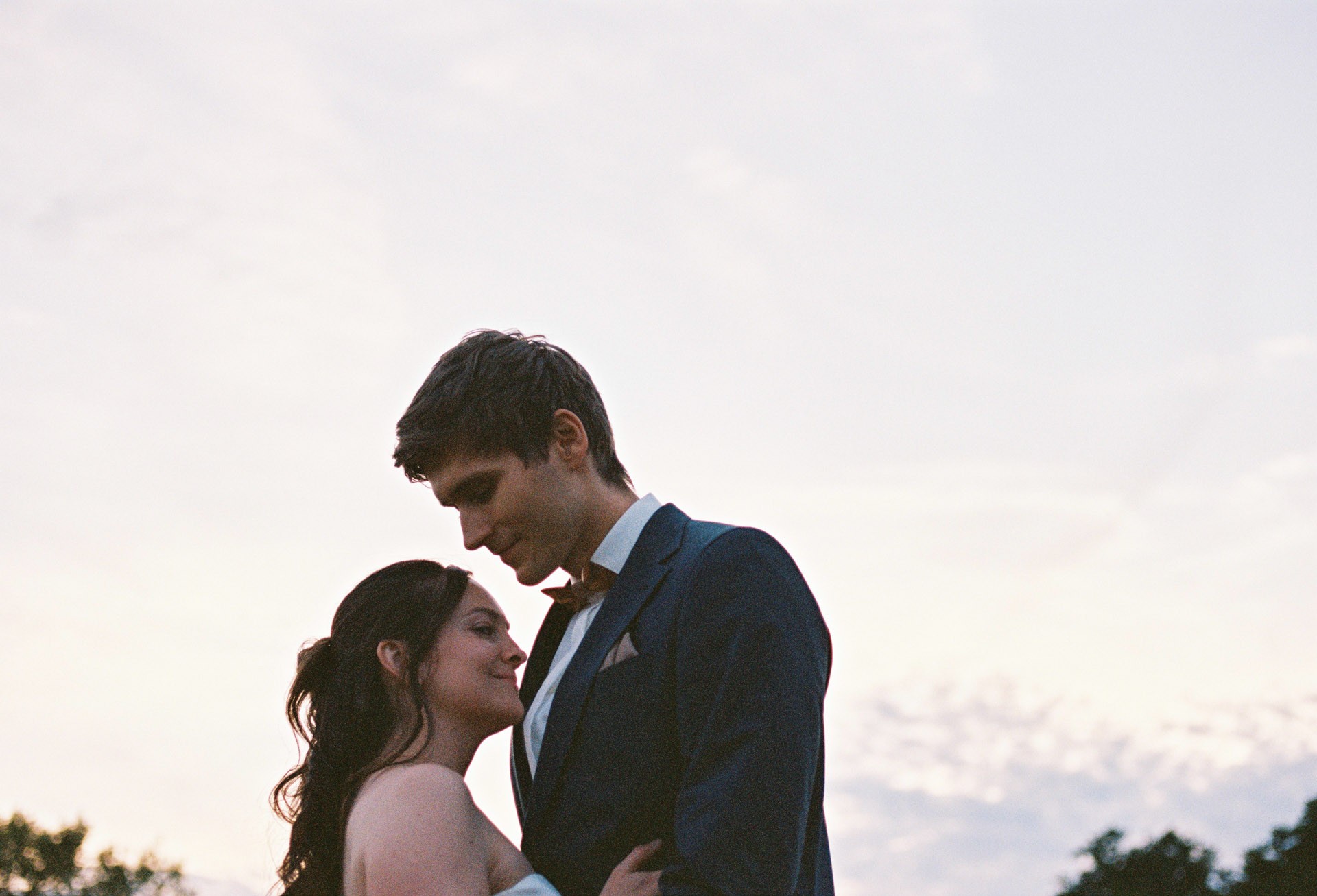 Authentische & Ästhetische Hochzeitsreportage mit After-Wedding-Shooting in der in Jena: Brautpaar beim entspannten Spaziergang in der Natur. Digitale und Analoge Hochzeitsfotografie - Bilder die Sprechen