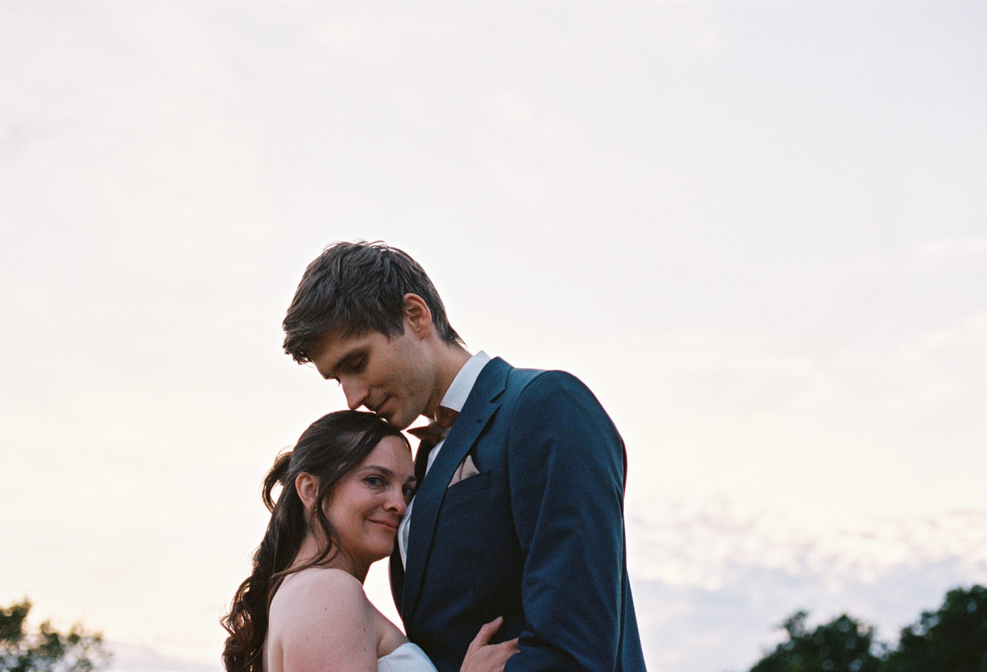 Authentische & Ästhetische Hochzeitsreportage mit After-Wedding-Shooting in der in Jena: Brautpaar beim entspannten Spaziergang in der Natur. Digitale und Analoge Hochzeitsfotografie - Bilder die Sprechen