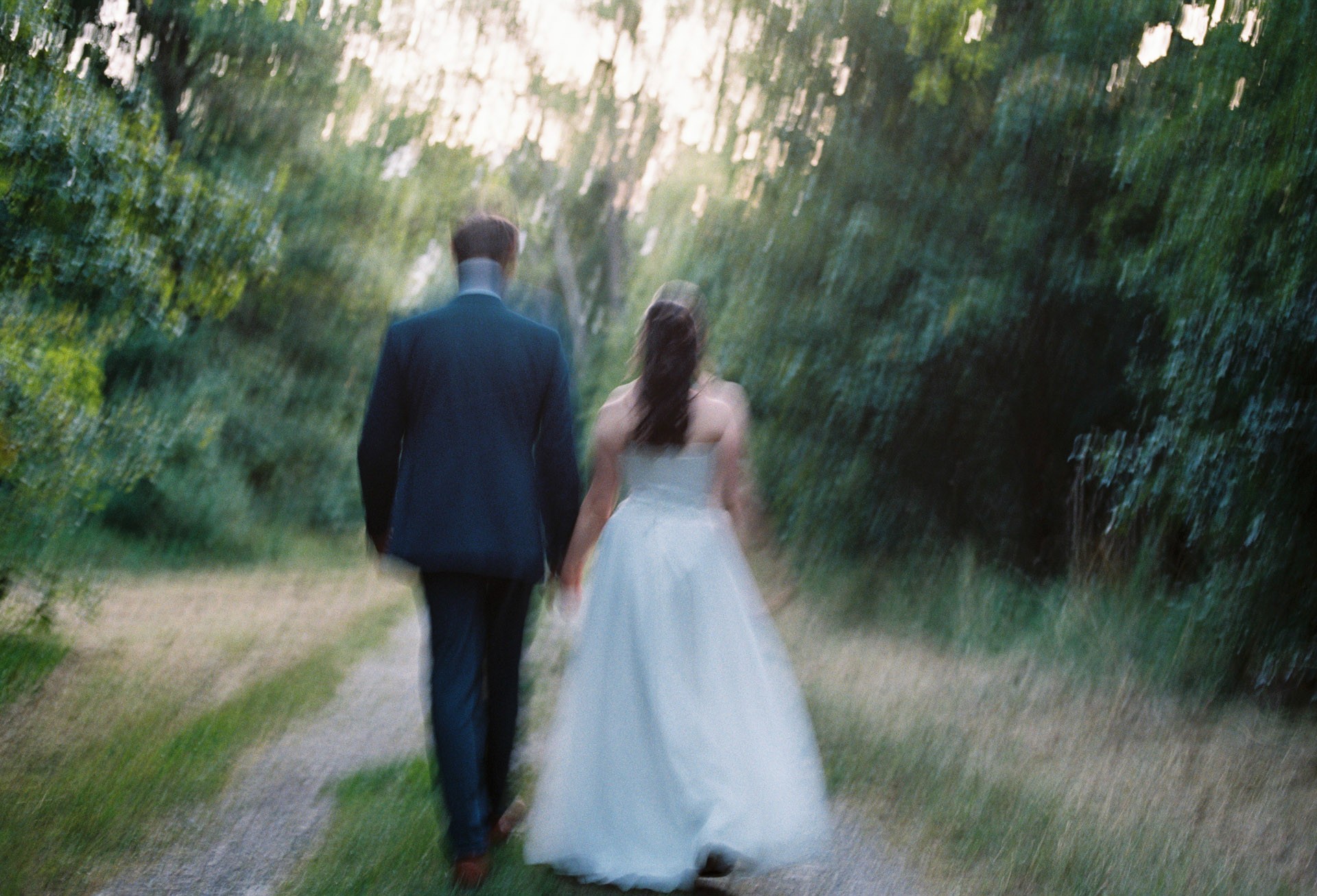 Authentische & Ästhetische Hochzeitsreportage mit After-Wedding-Shooting in der in Jena: Brautpaar beim entspannten Spaziergang in der Natur. Digitale und Analoge Hochzeitsfotografie - Bilder die Sprechen