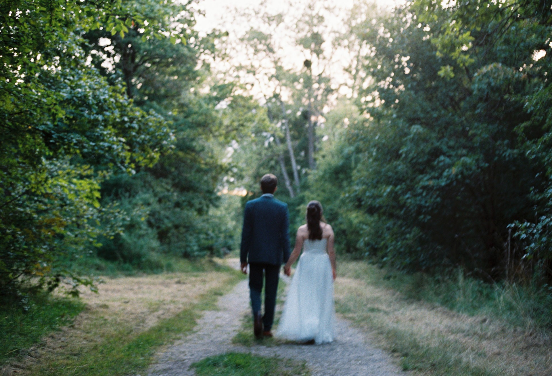 Authentische & Ästhetische Hochzeitsreportage mit After-Wedding-Shooting in der in Jena: Brautpaar beim entspannten Spaziergang in der Natur. Digitale und Analoge Hochzeitsfotografie - Bilder die Sprechen