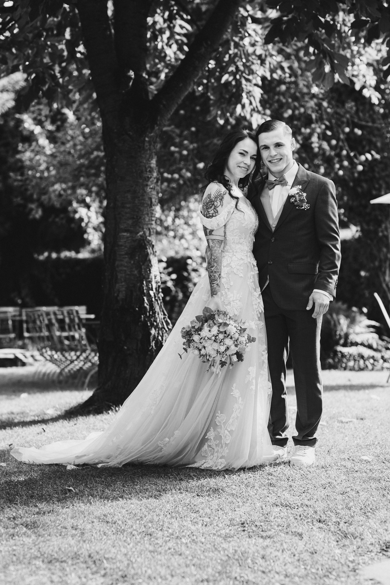 Ästhetisches und natürliches Hochzeitsfoto von Lina und Niclas im weitläufigen Garten der Hochzeitskapelle Callenberg.