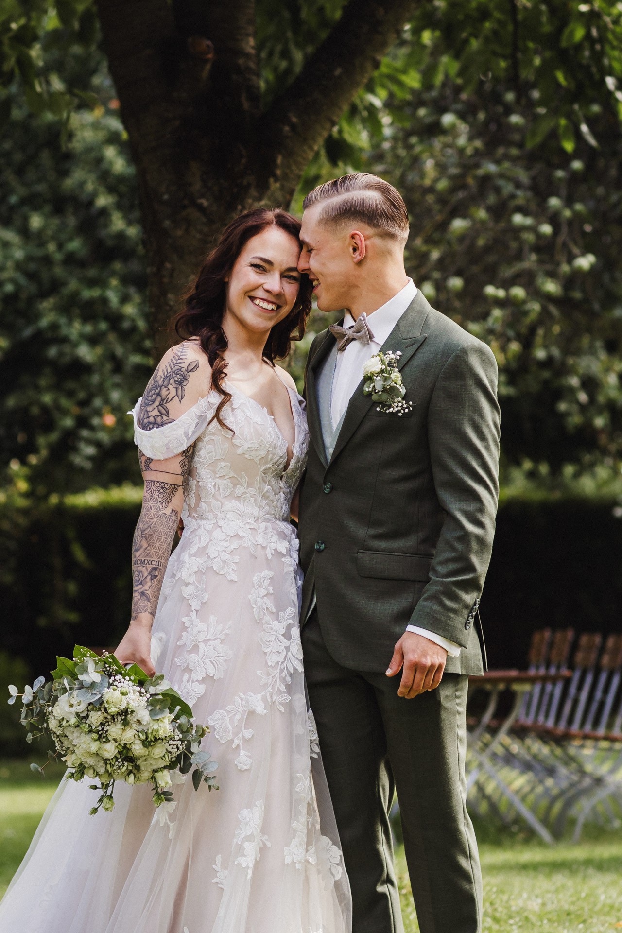 Ästhetisches und natürliches Hochzeitsfoto von Lina und Niclas im weitläufigen Garten der Hochzeitskapelle Callenberg.