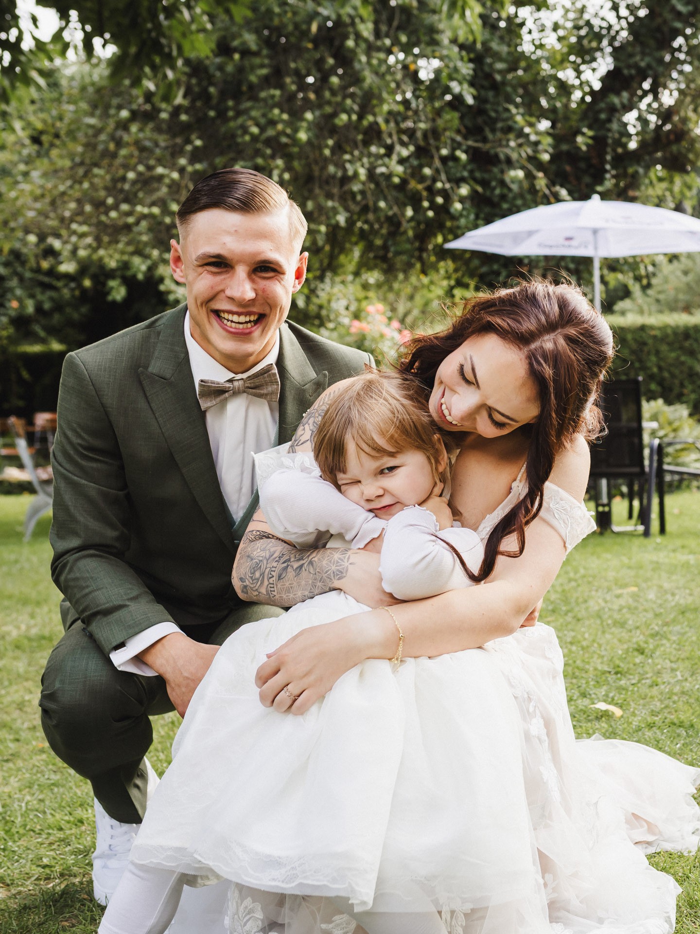 Ästhetisches und natürliches Hochzeitsfoto von Lina und Niclas im weitläufigen Garten der Hochzeitskapelle Callenberg.