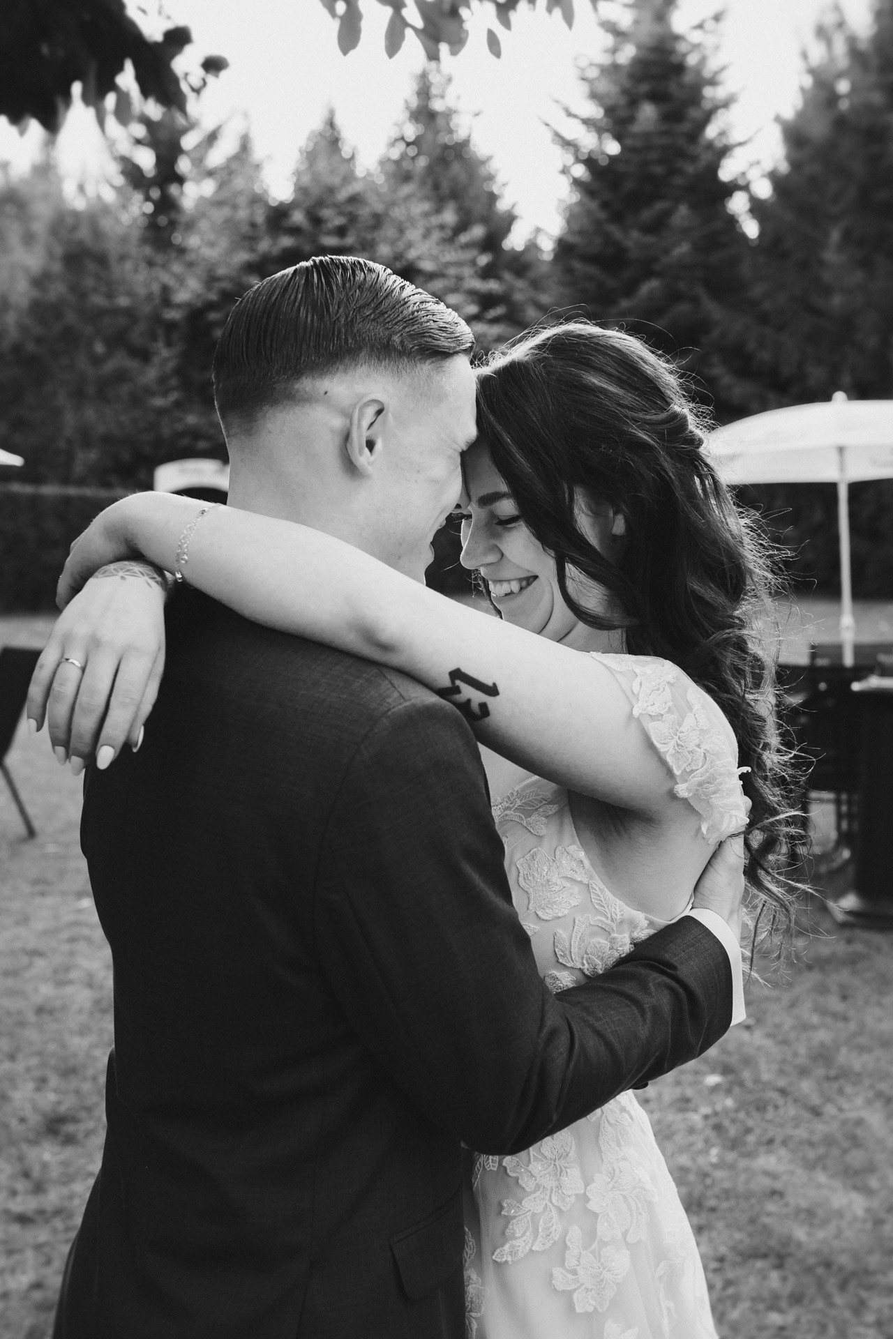 Ästhetisches und natürliches Hochzeitsfoto von Lina und Niclas im weitläufigen Garten der Hochzeitskapelle Callenberg.