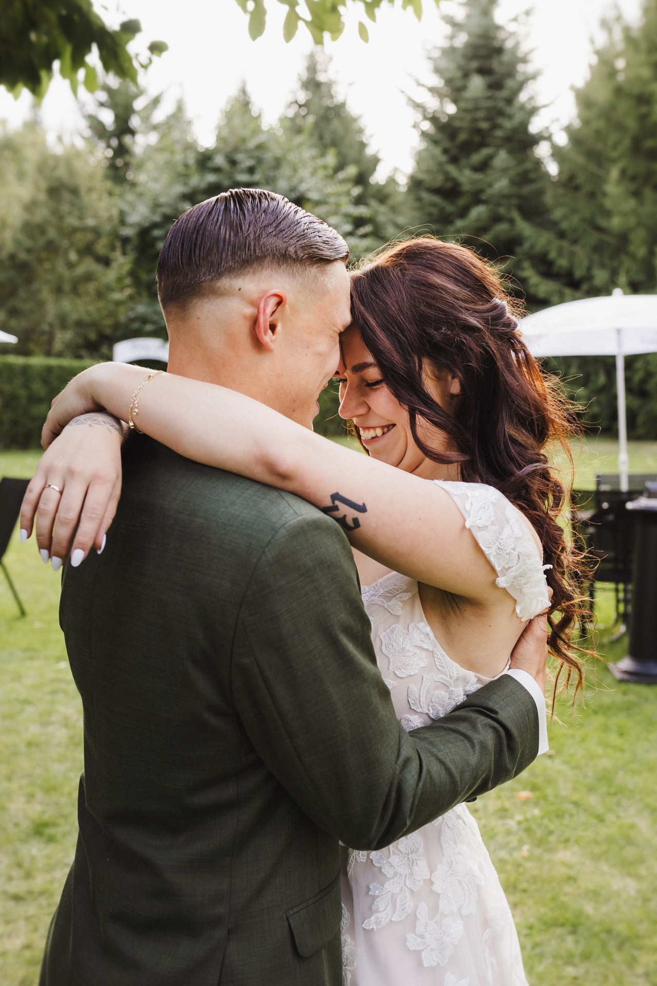 Ästhetisches und natürliches Hochzeitsfoto von Lina und Niclas im weitläufigen Garten der Hochzeitskapelle Callenberg.