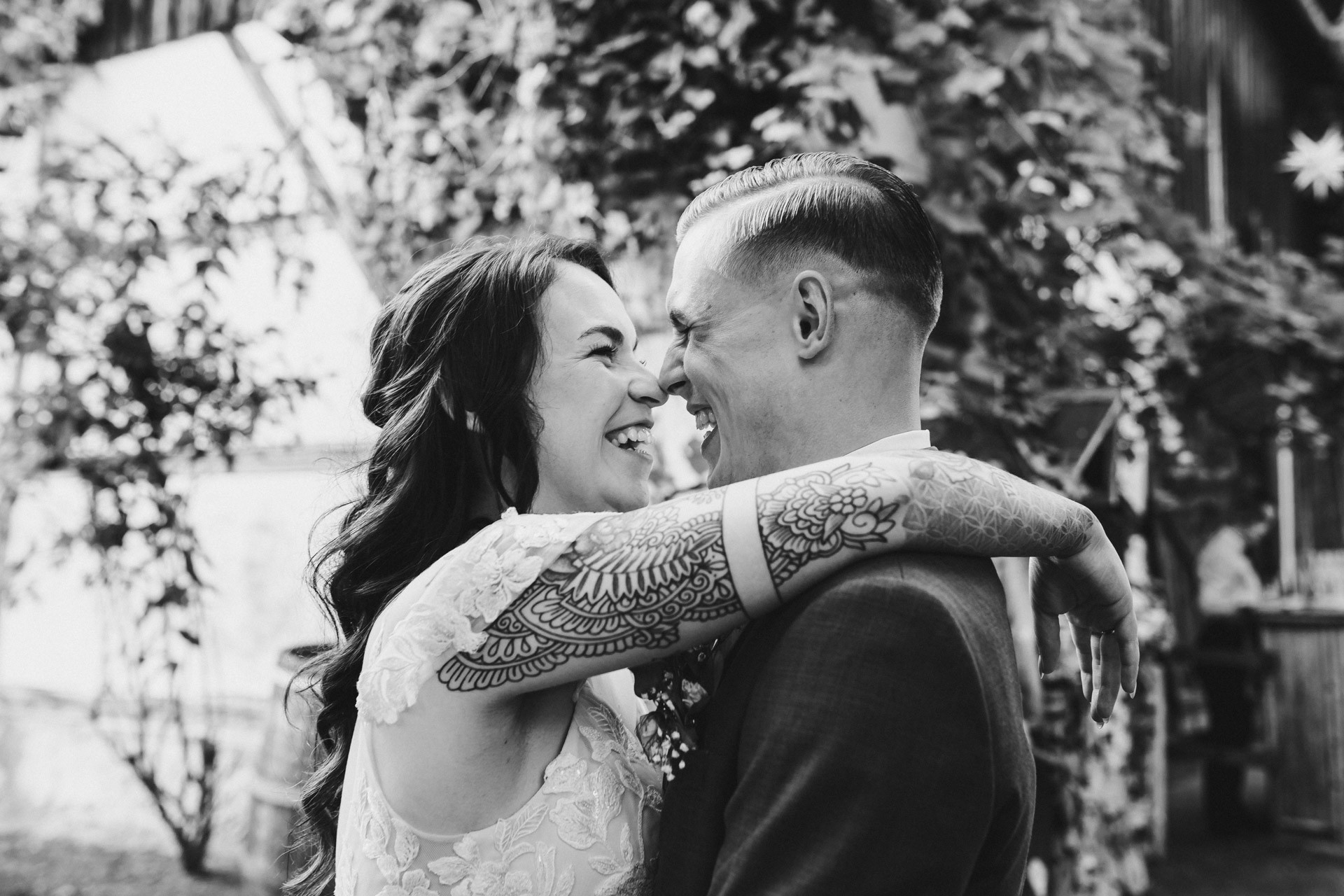 Ästhetisches und natürliches Hochzeitsfoto von Lina und Niclas im weitläufigen Garten der Hochzeitskapelle Callenberg.