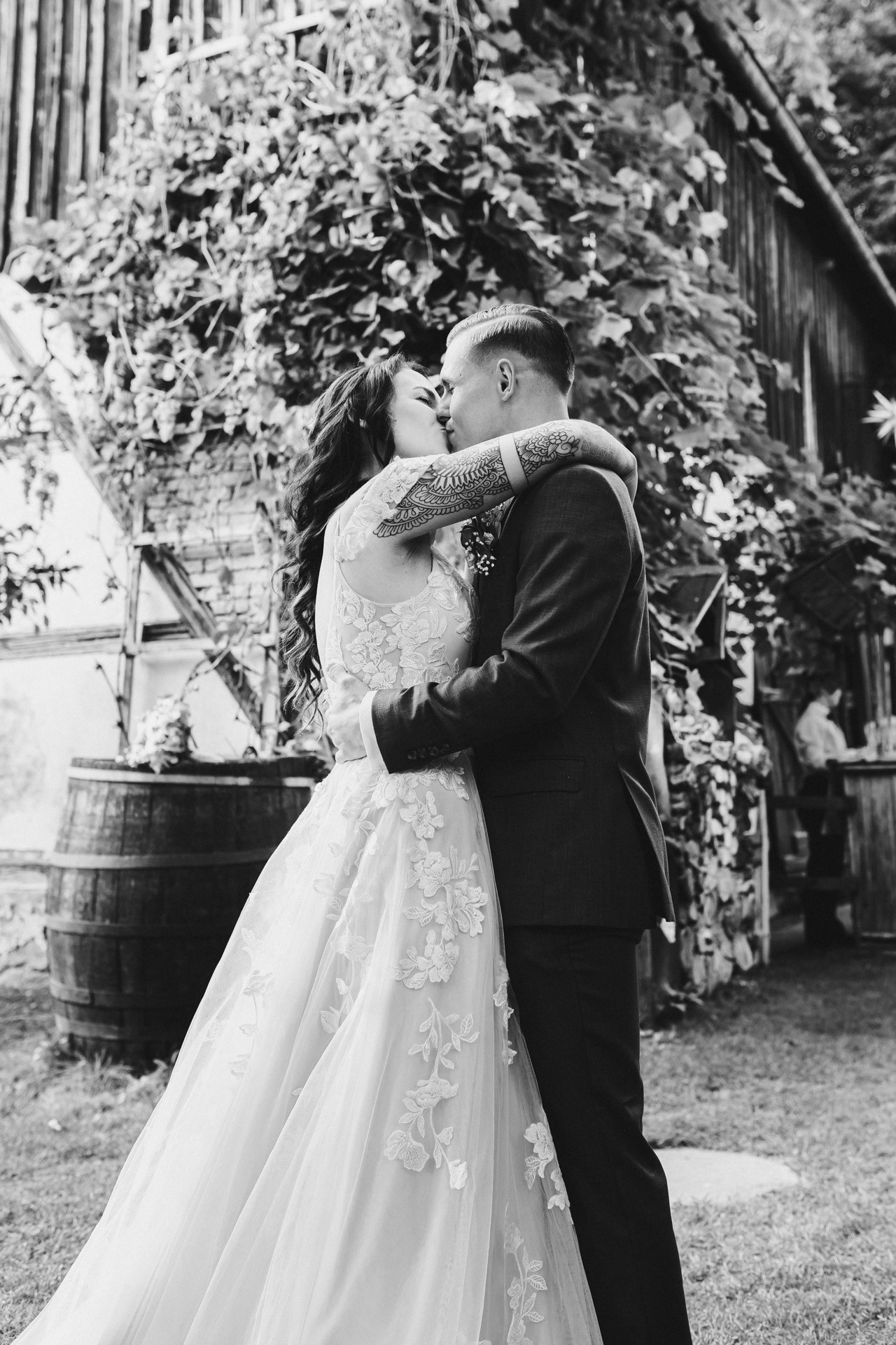 Ästhetisches und natürliches Hochzeitsfoto von Lina und Niclas im weitläufigen Garten der Hochzeitskapelle Callenberg.