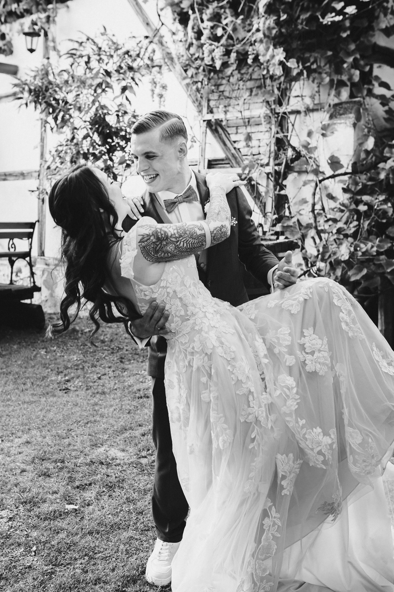 Ästhetisches und natürliches Hochzeitsfoto von Lina und Niclas im weitläufigen Garten der Hochzeitskapelle Callenberg.