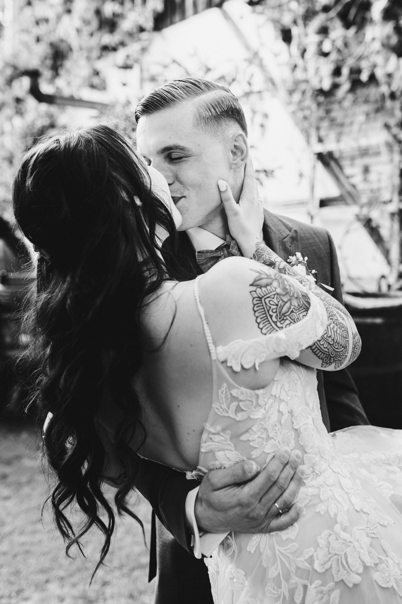 Ästhetisches und natürliches Hochzeitsfoto von Lina und Niclas im weitläufigen Garten der Hochzeitskapelle Callenberg.