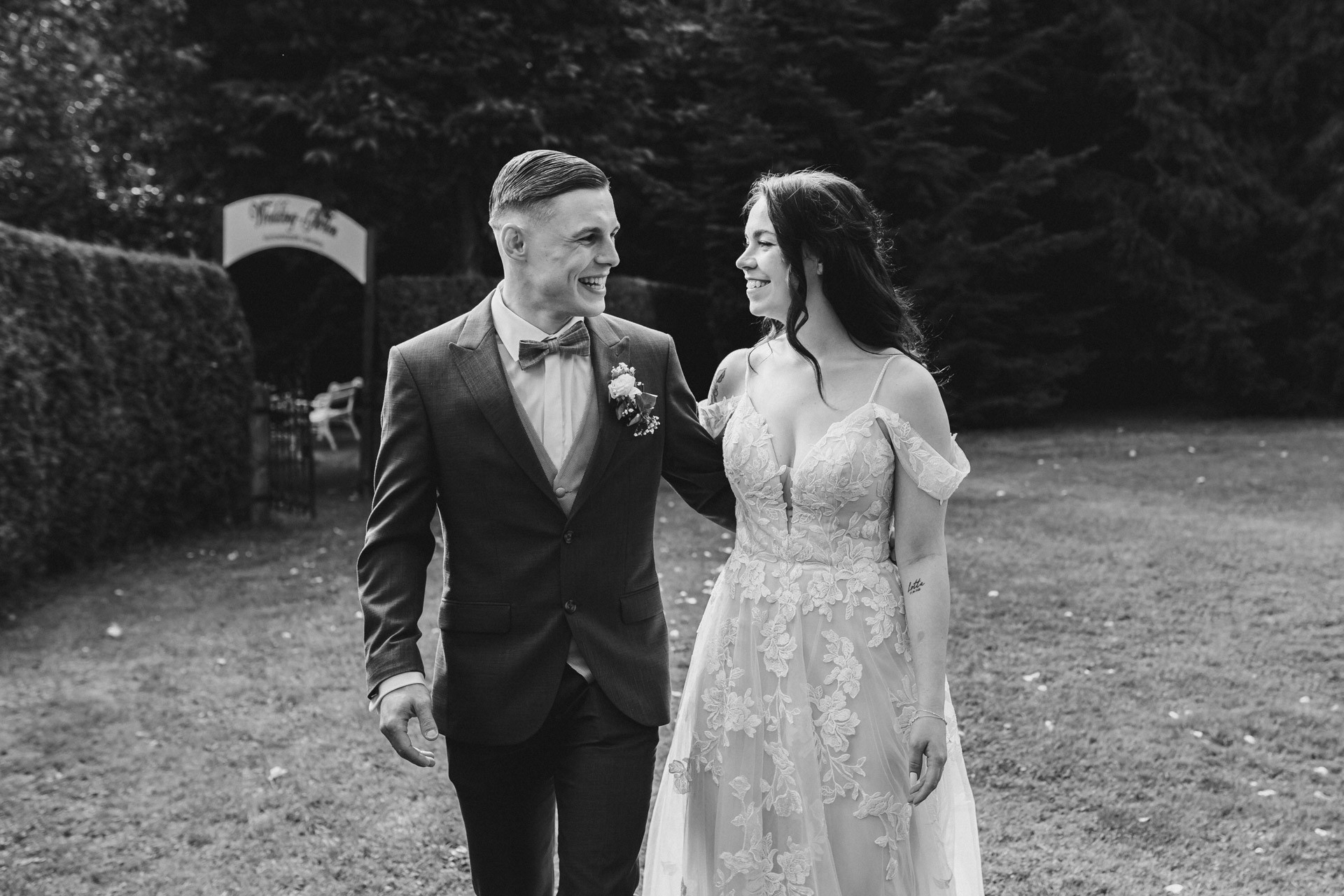 Ästhetisches und natürliches Hochzeitsfoto von Lina und Niclas im weitläufigen Garten der Hochzeitskapelle Callenberg.