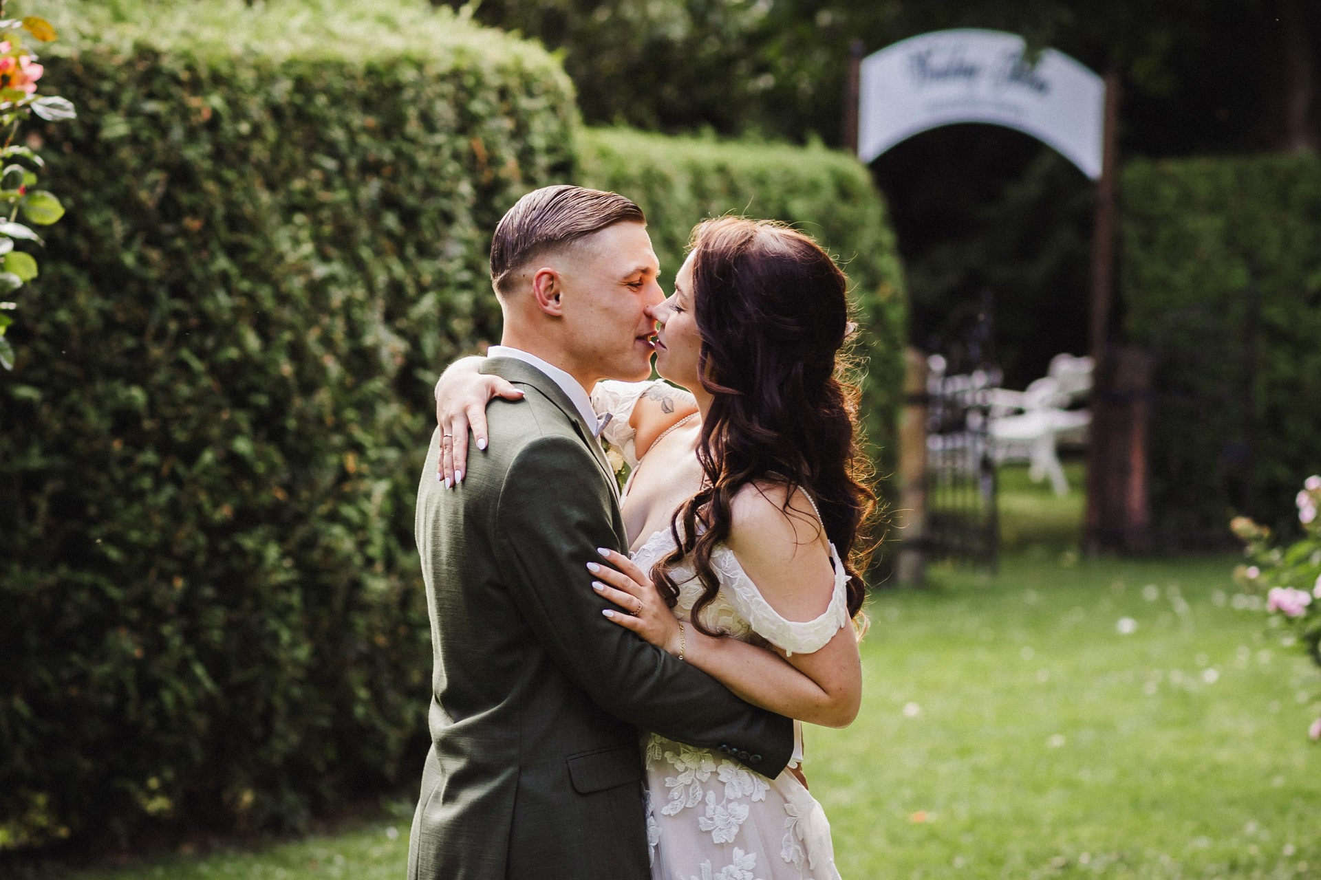 Ästhetisches und natürliches Hochzeitsfoto von Lina und Niclas im weitläufigen Garten der Hochzeitskapelle Callenberg.