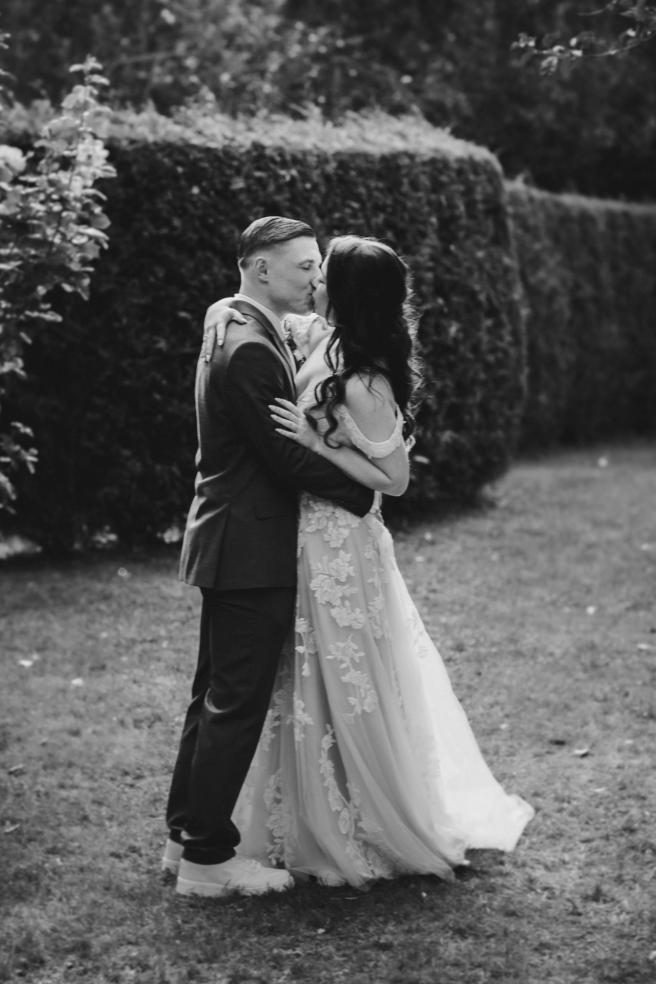Ästhetisches und natürliches Hochzeitsfoto von Lina und Niclas im weitläufigen Garten der Hochzeitskapelle Callenberg.